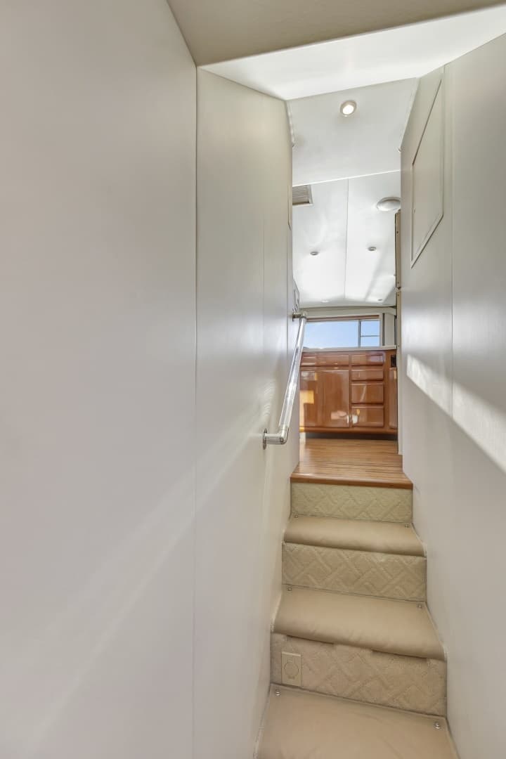 Viking 5- Lady S - Interior Companionway