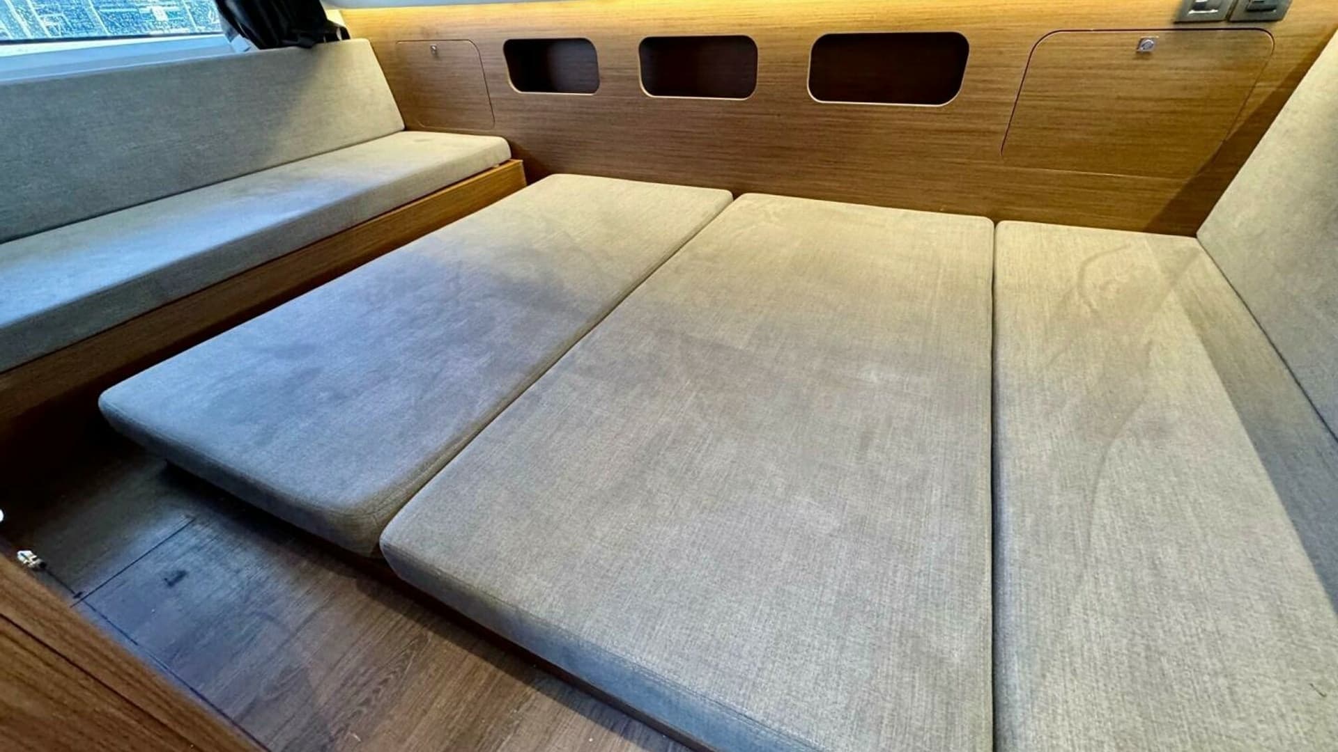 Convertible Cabin Lounge Area