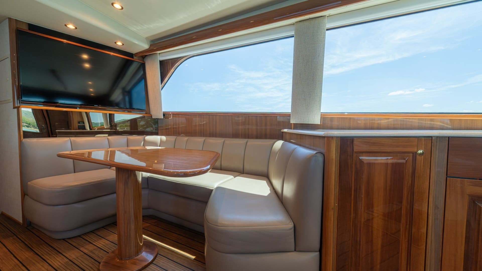 Salon Dinette with Panoramic View