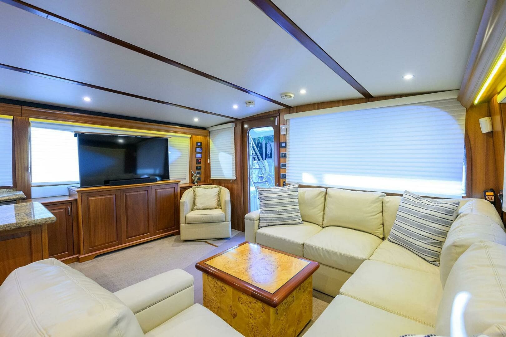 Hatteras 63 Reelin N Dealin - Interior Salon