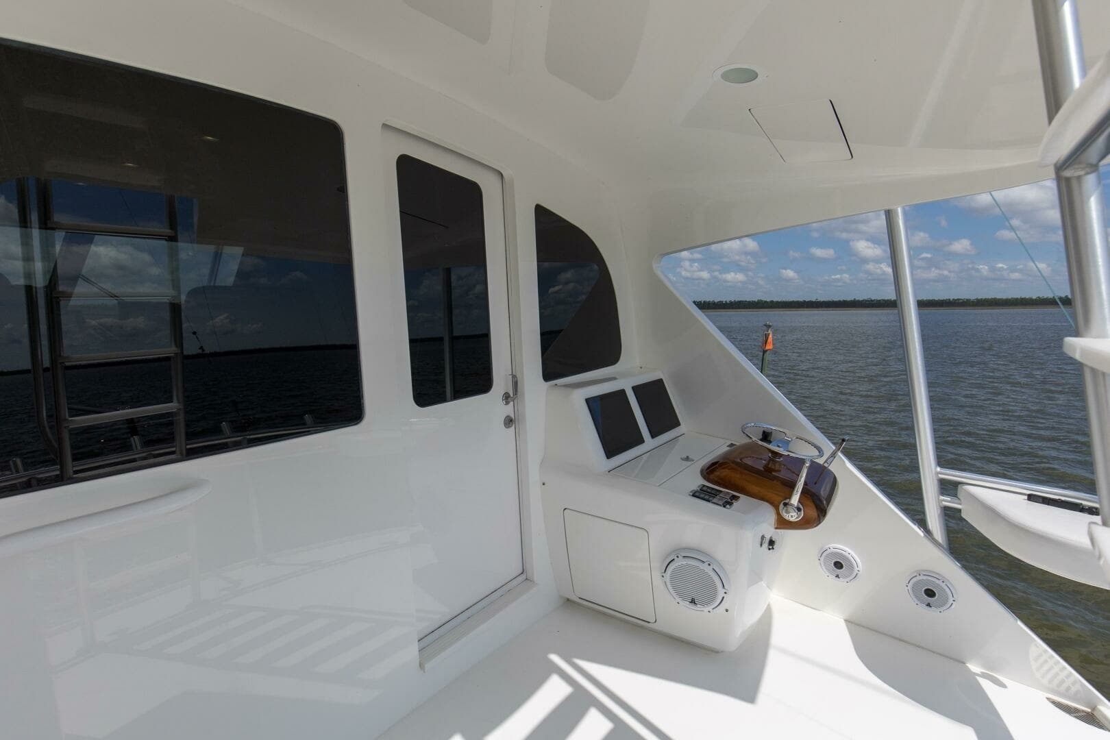 2016 92 Viking Enclosed Bridge Touche Bridge Deck (1)