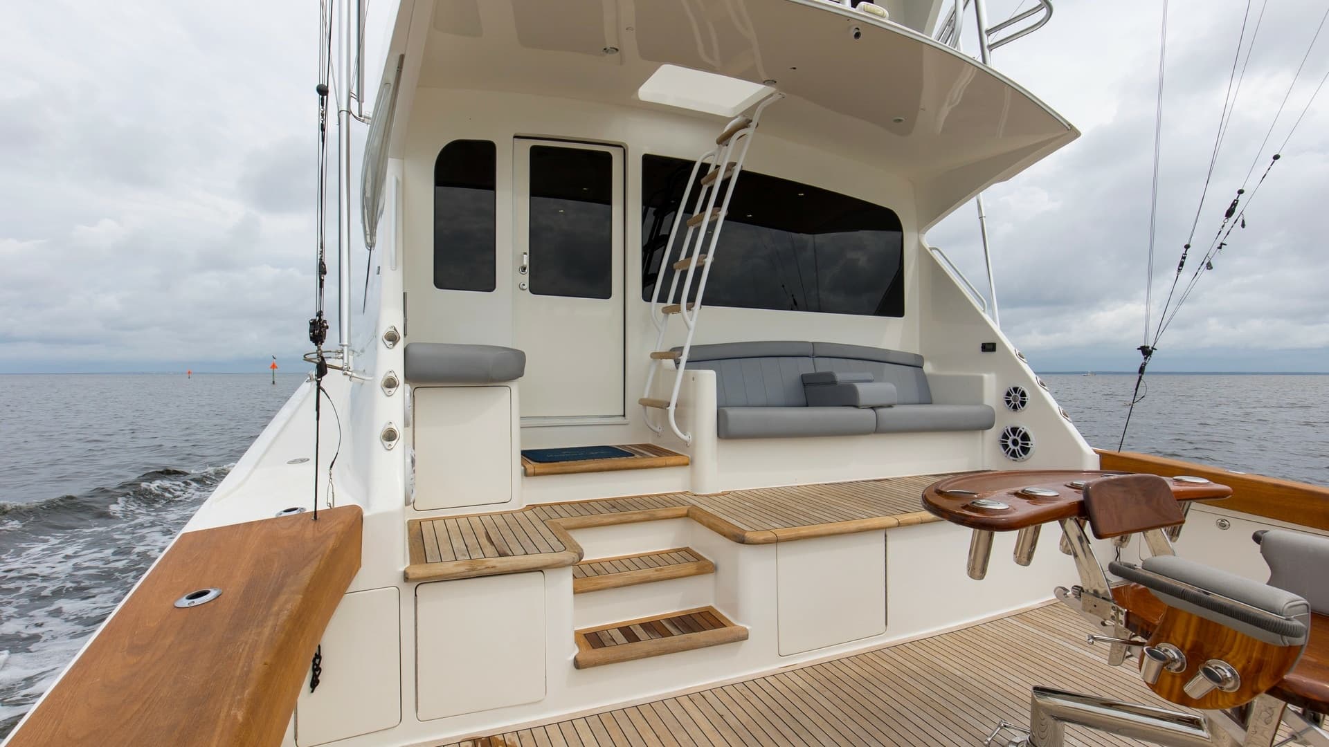 2007 74 Viking Enclosed Bridge Never Settle Rear Deck (4)