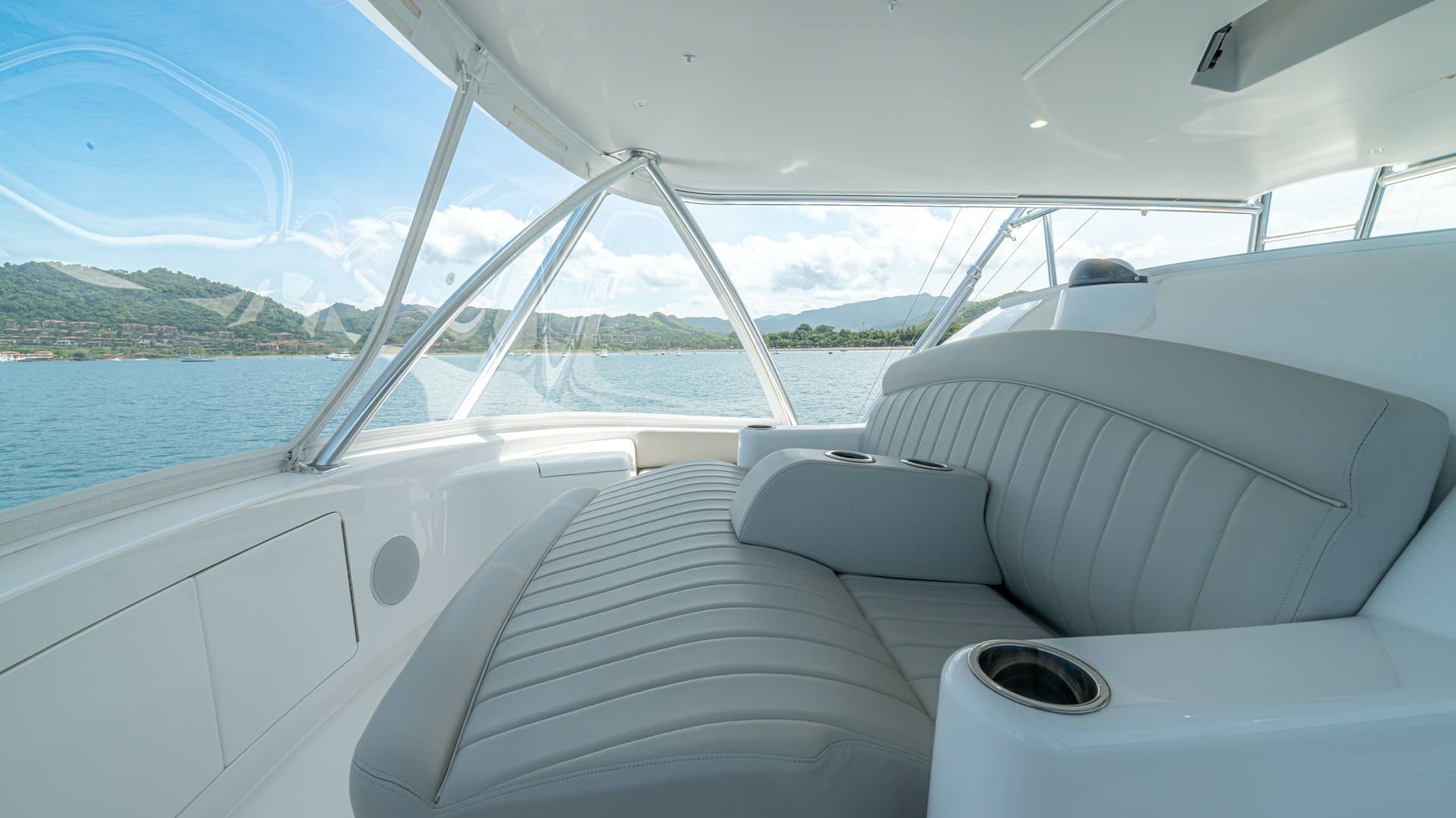 Flybridge Seating with Panoramic View