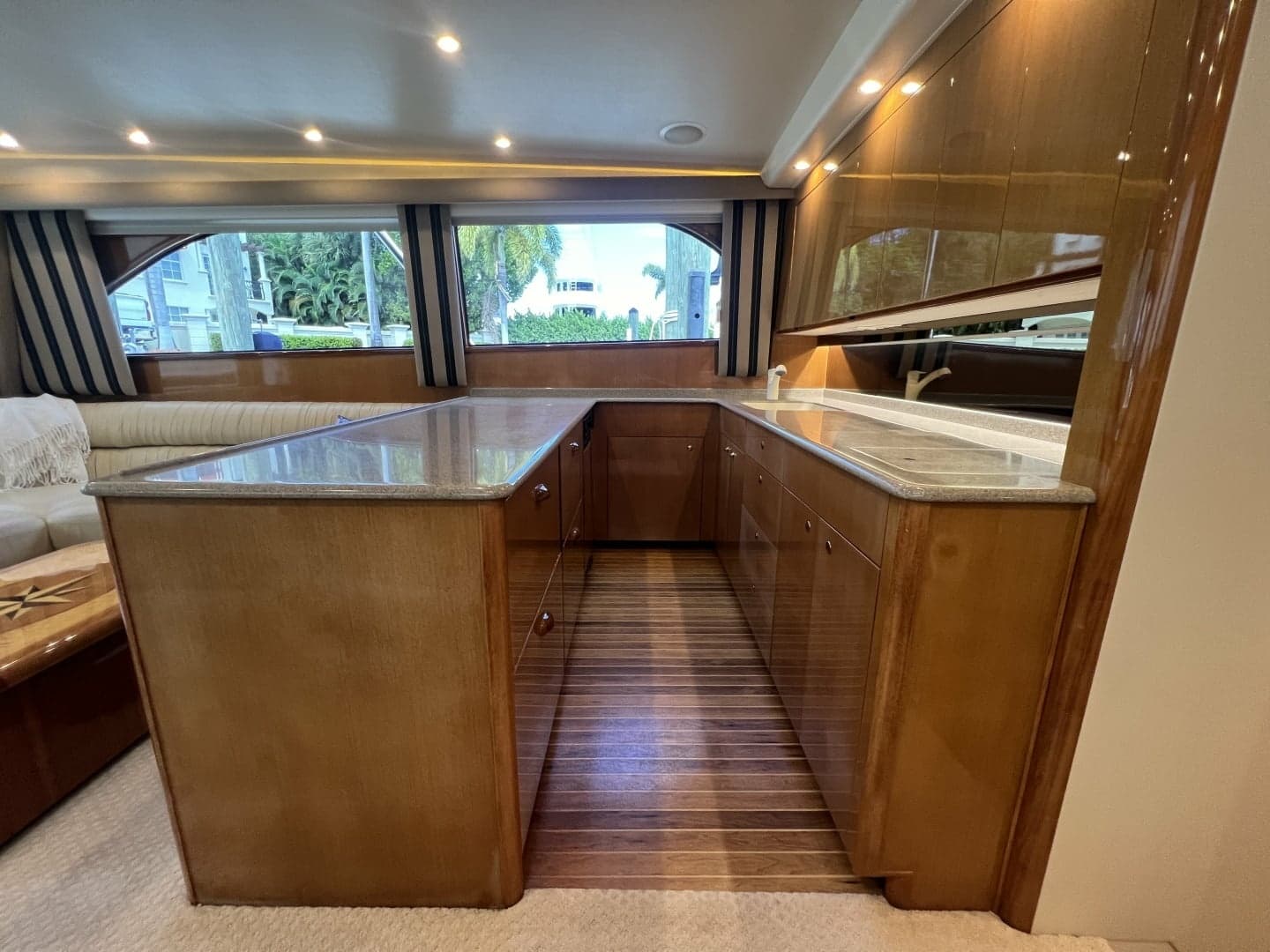 Viking 52 LET IT RAIN - Salon/Galley