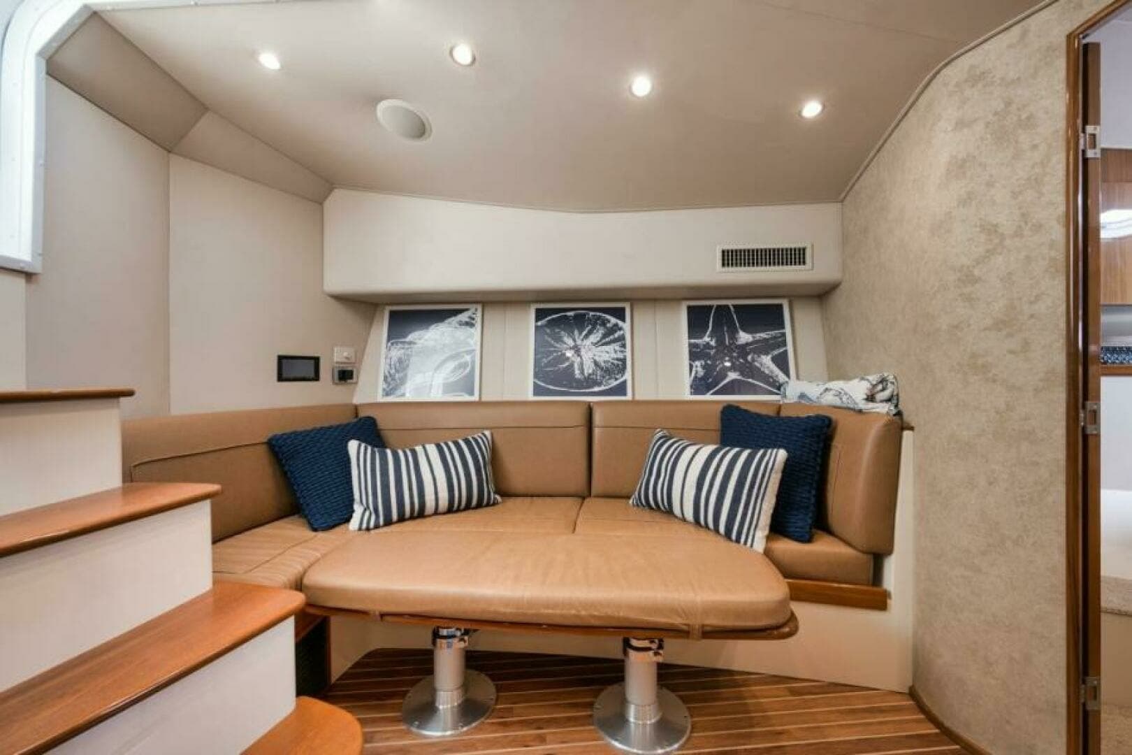 Viking 42 GAMECHANGER - Salon