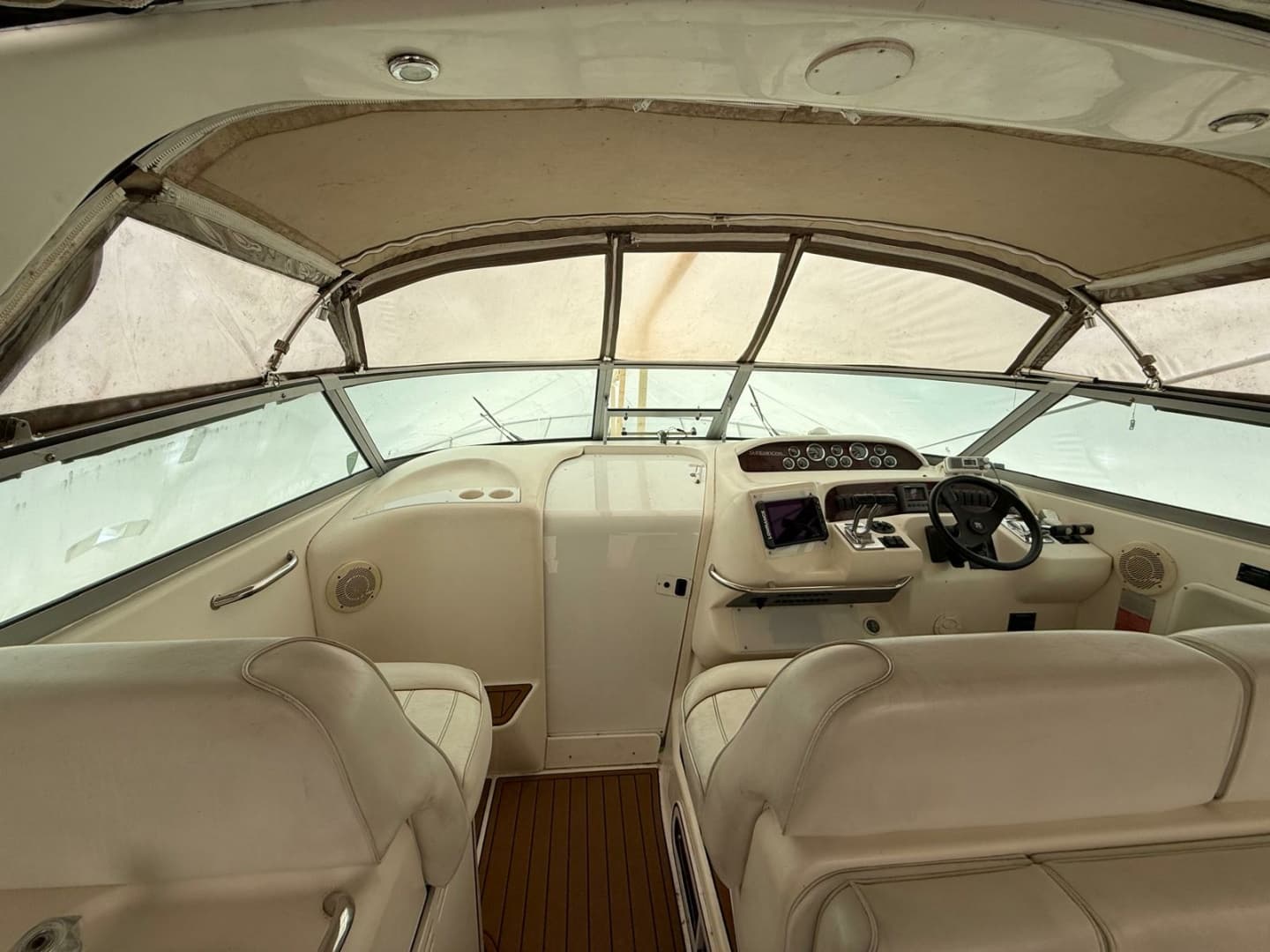 1997 Sea Ray 330 Sundancer 33
