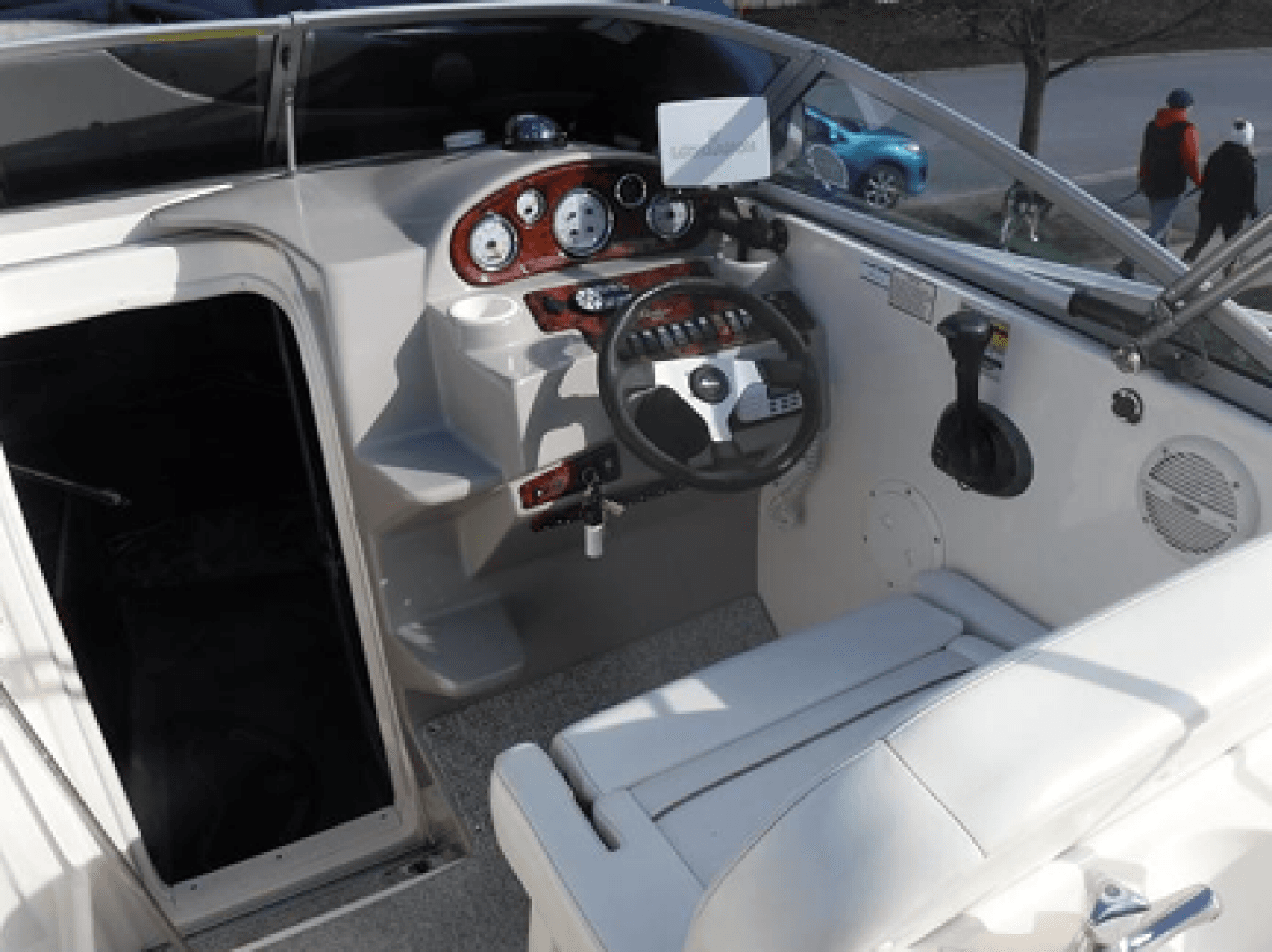 2004 Rinker 2500 Fiesta Vee