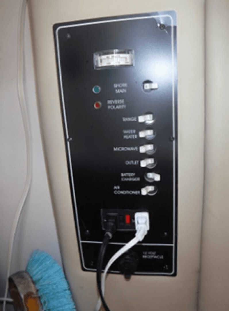 2004 Rinker 2500 Fiesta Vee