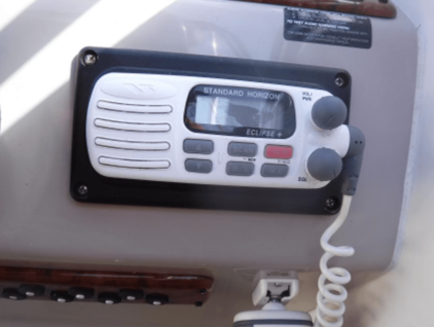 2004 Rinker 2500 Fiesta Vee