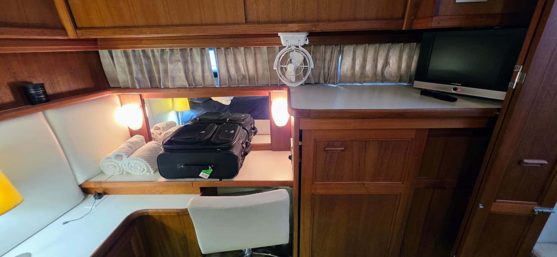 1987 Carver 4207 Aft Cabin 42