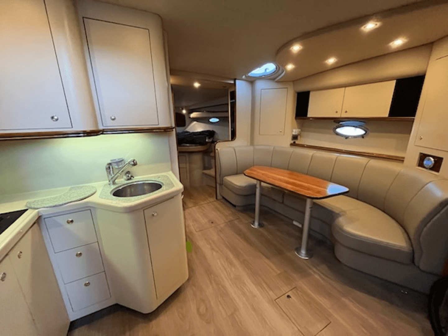 2002 Cruisers Yachts 3672 40