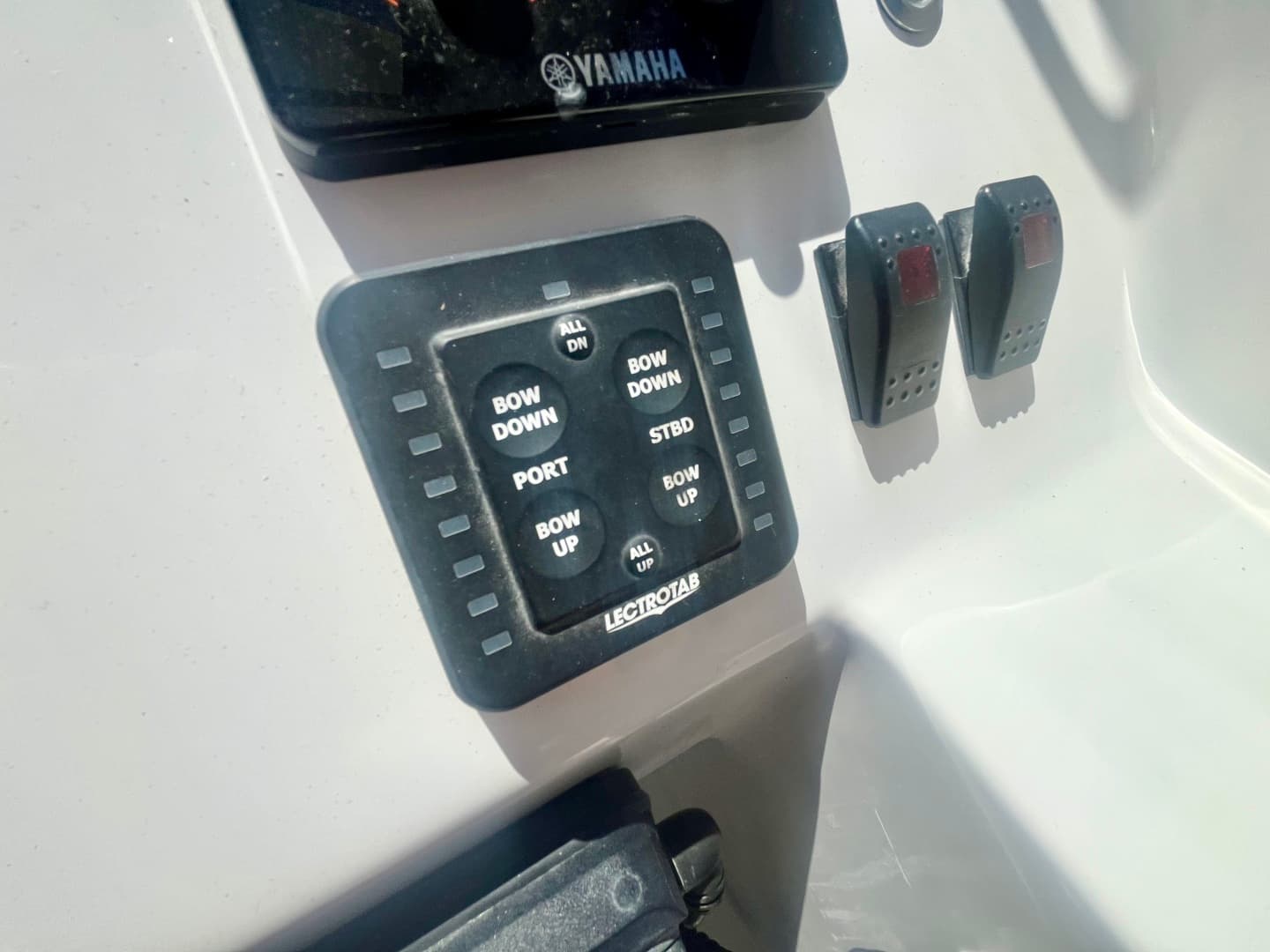 2025 Commander 27 Sportfisher