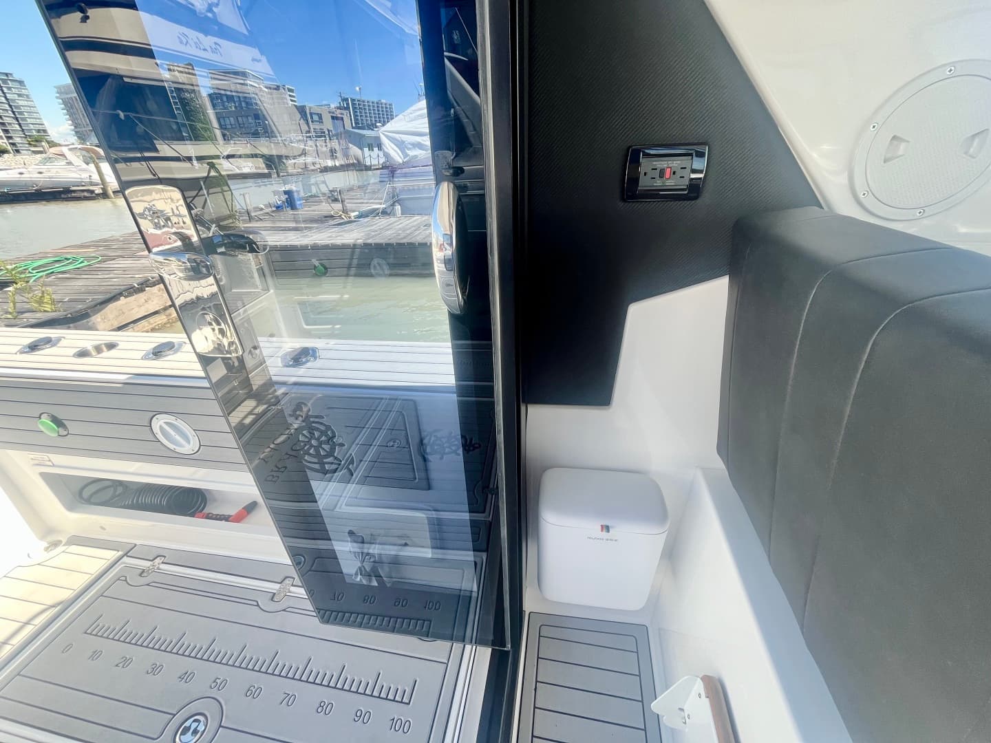 2025 Commander 27 Sportfisher