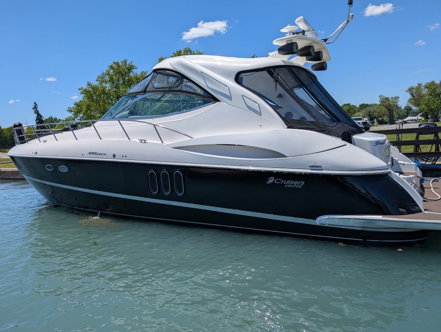 2007 Cruisers Yachts 520 Express 52