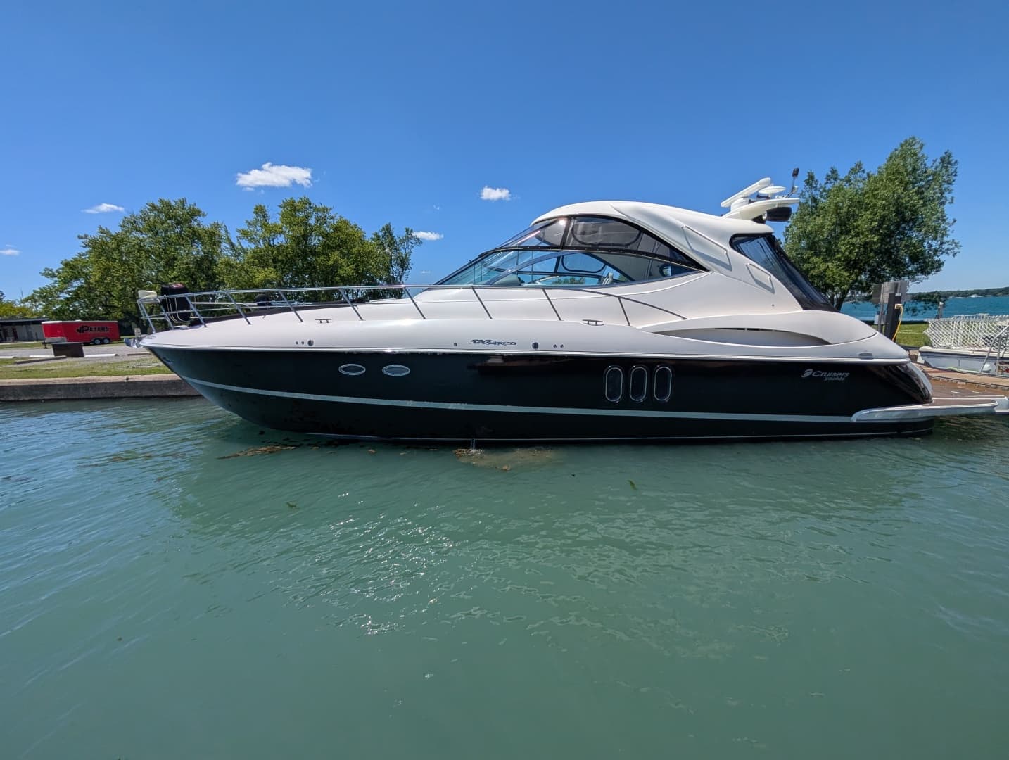 2007 Cruisers Yachts 520 Express 52