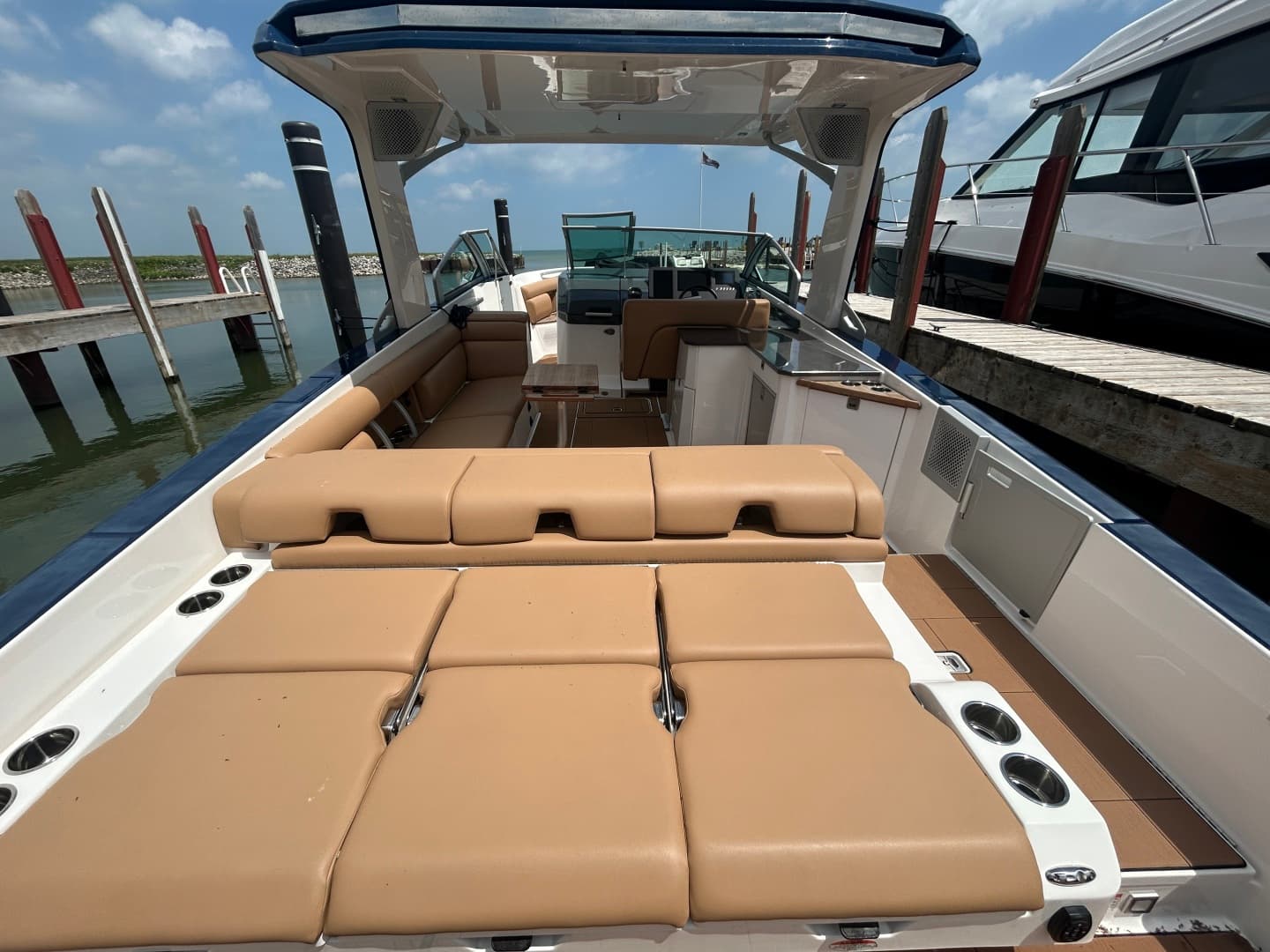 2021 Aviara AV32 32