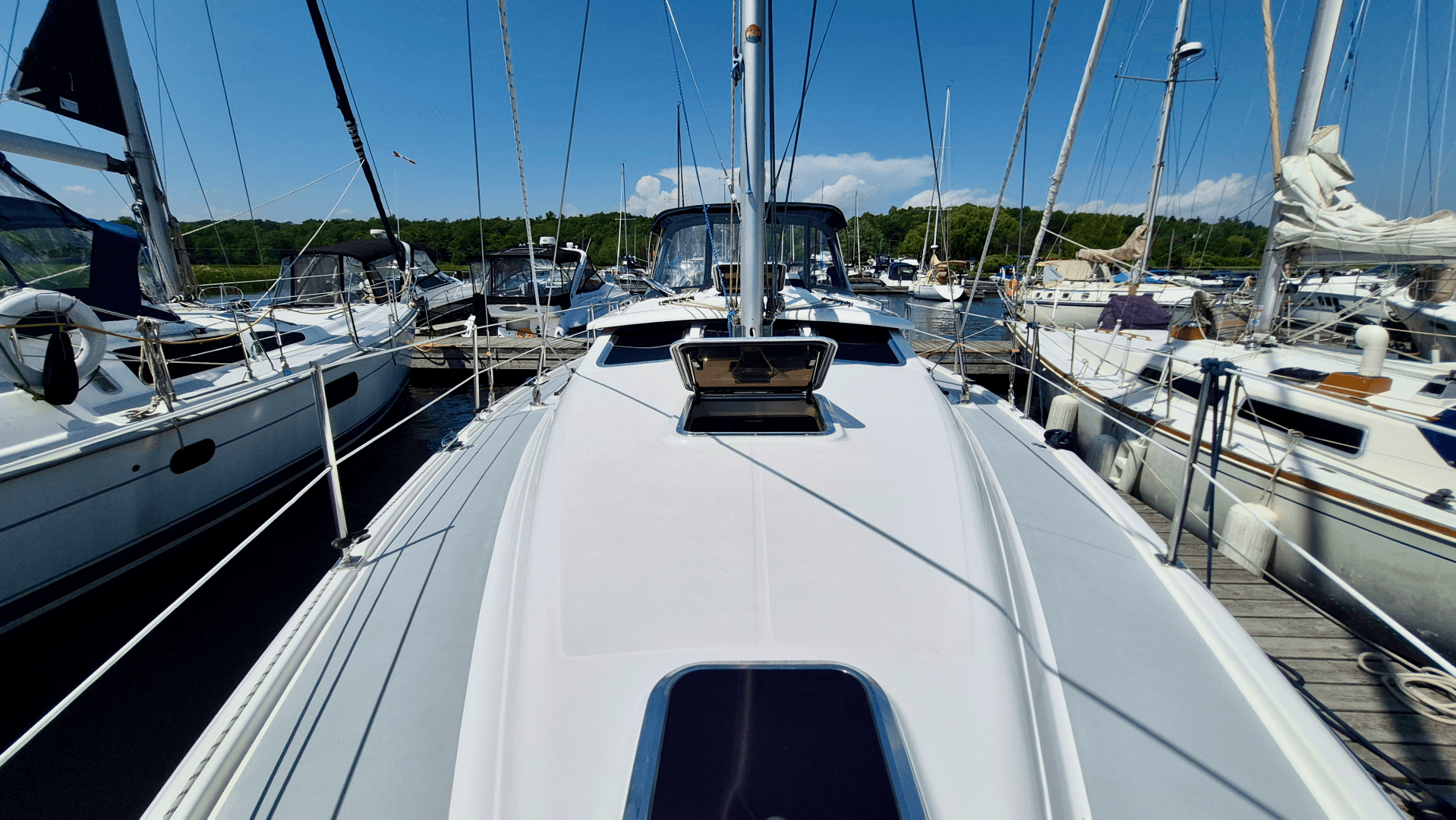 2006 Hunter 410 Deck Salon