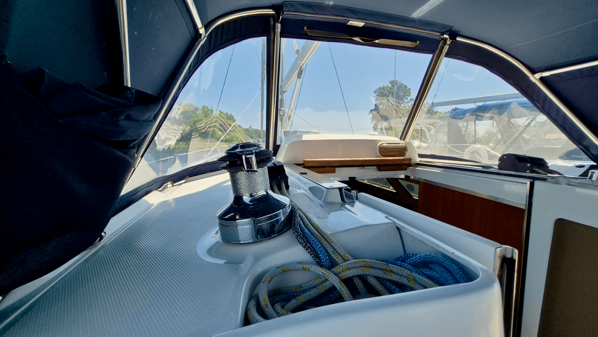 2006 Hunter 410 Deck Salon