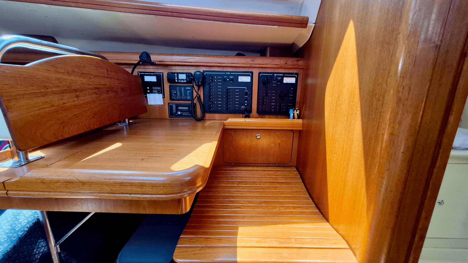 2006 Hunter 410 Deck Salon