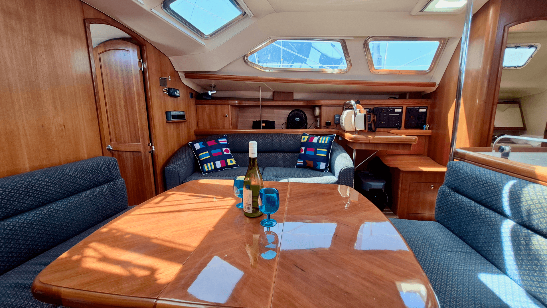 2006 Hunter 410 Deck Salon