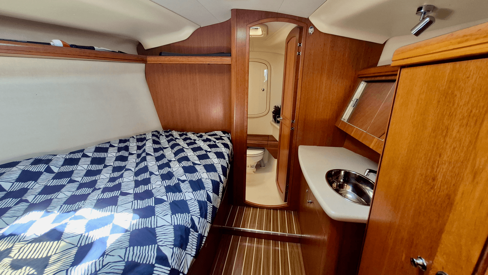 2006 Hunter 410 Deck Salon