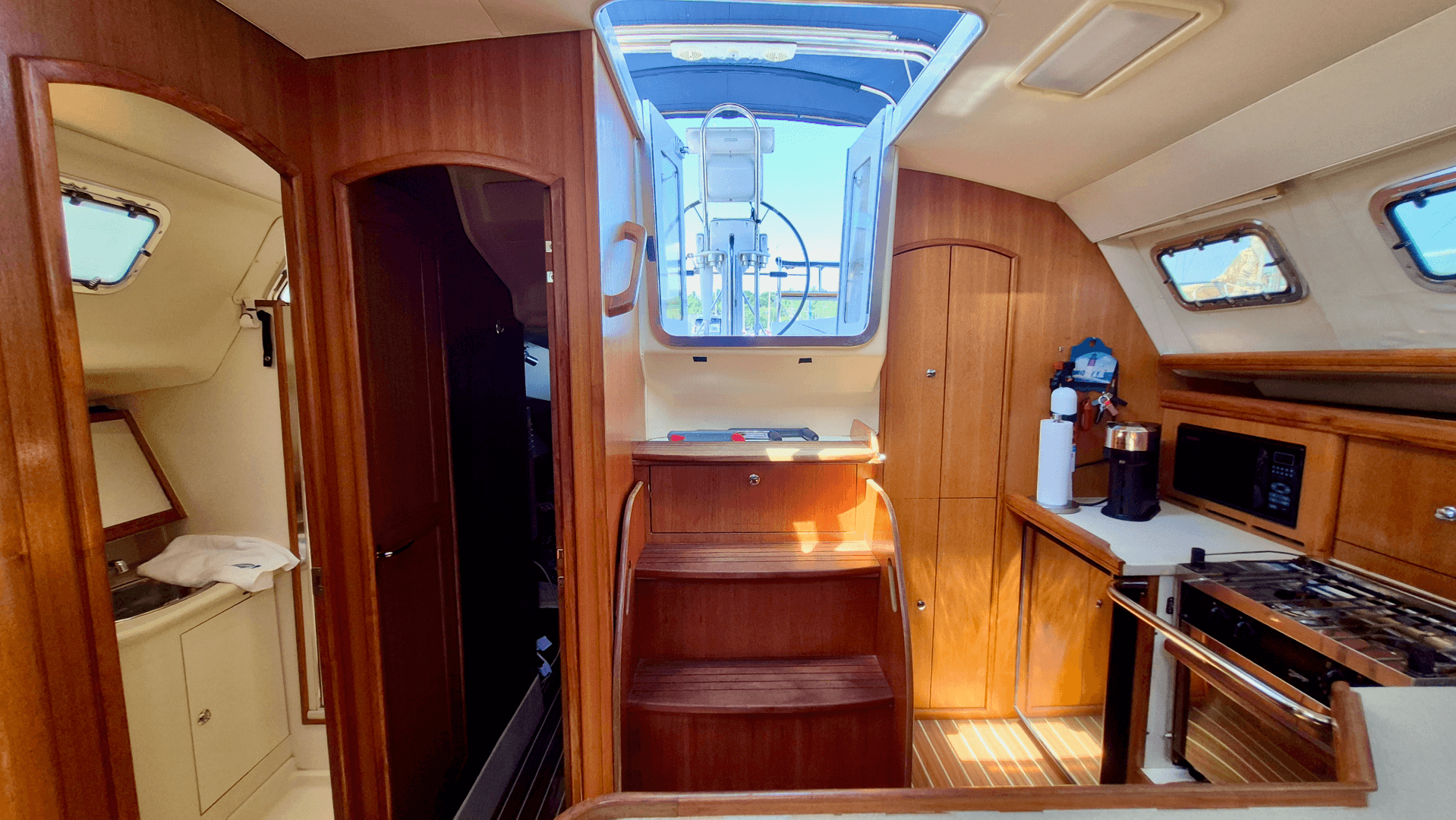 2006 Hunter 410 Deck Salon