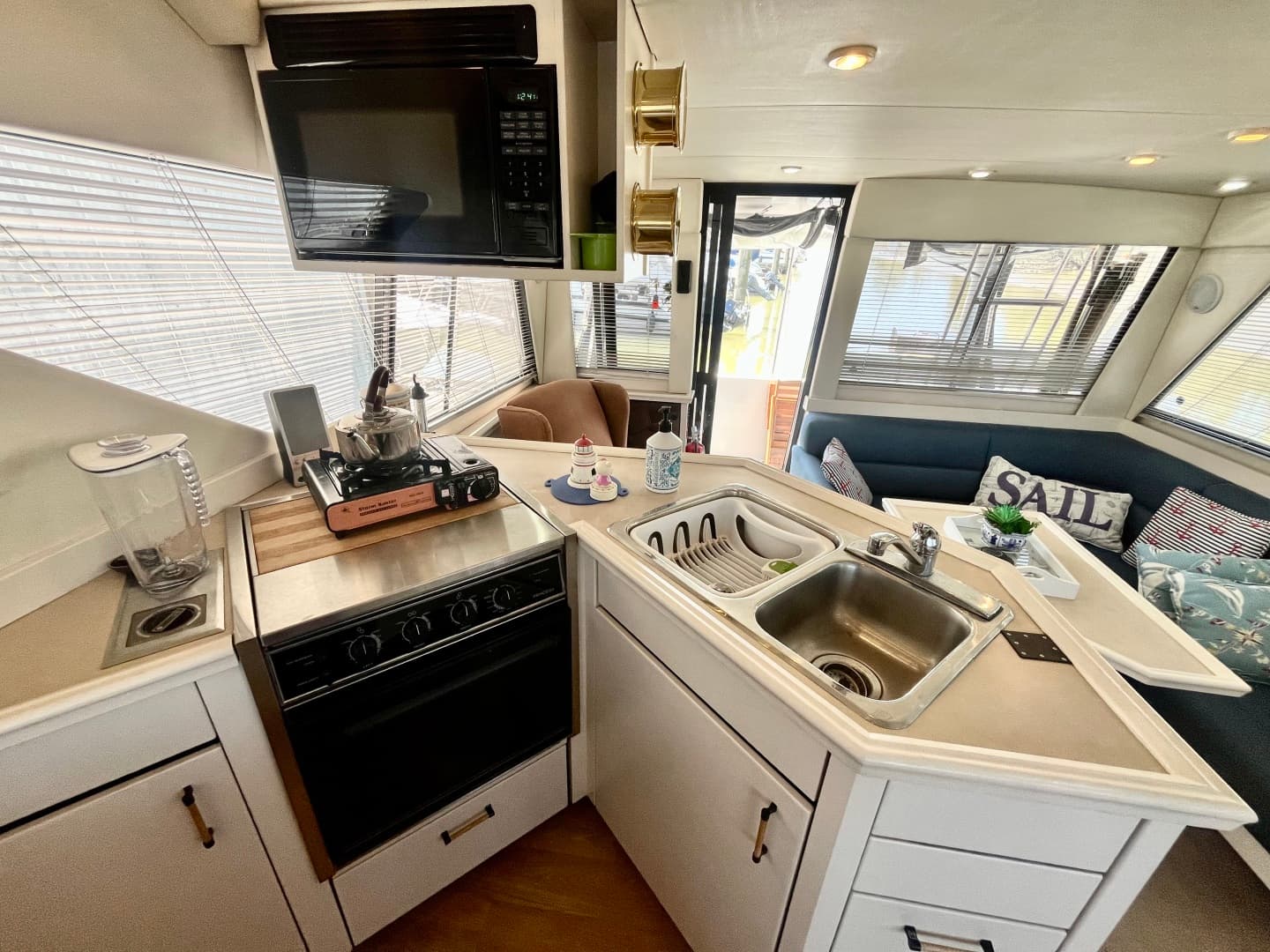 1996 Bayliner 3988 39