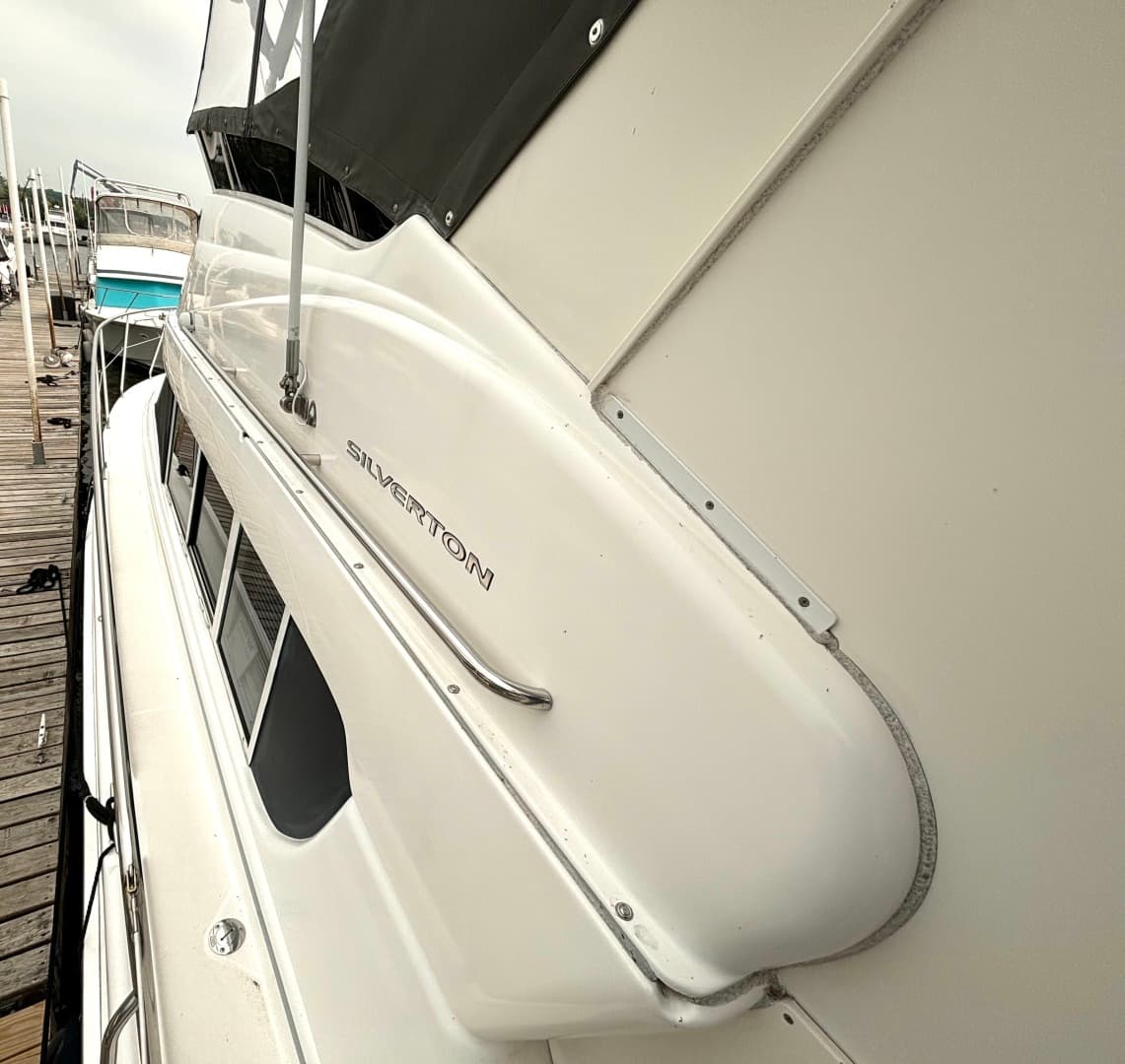 2000 Silverton 422 Motor Yacht