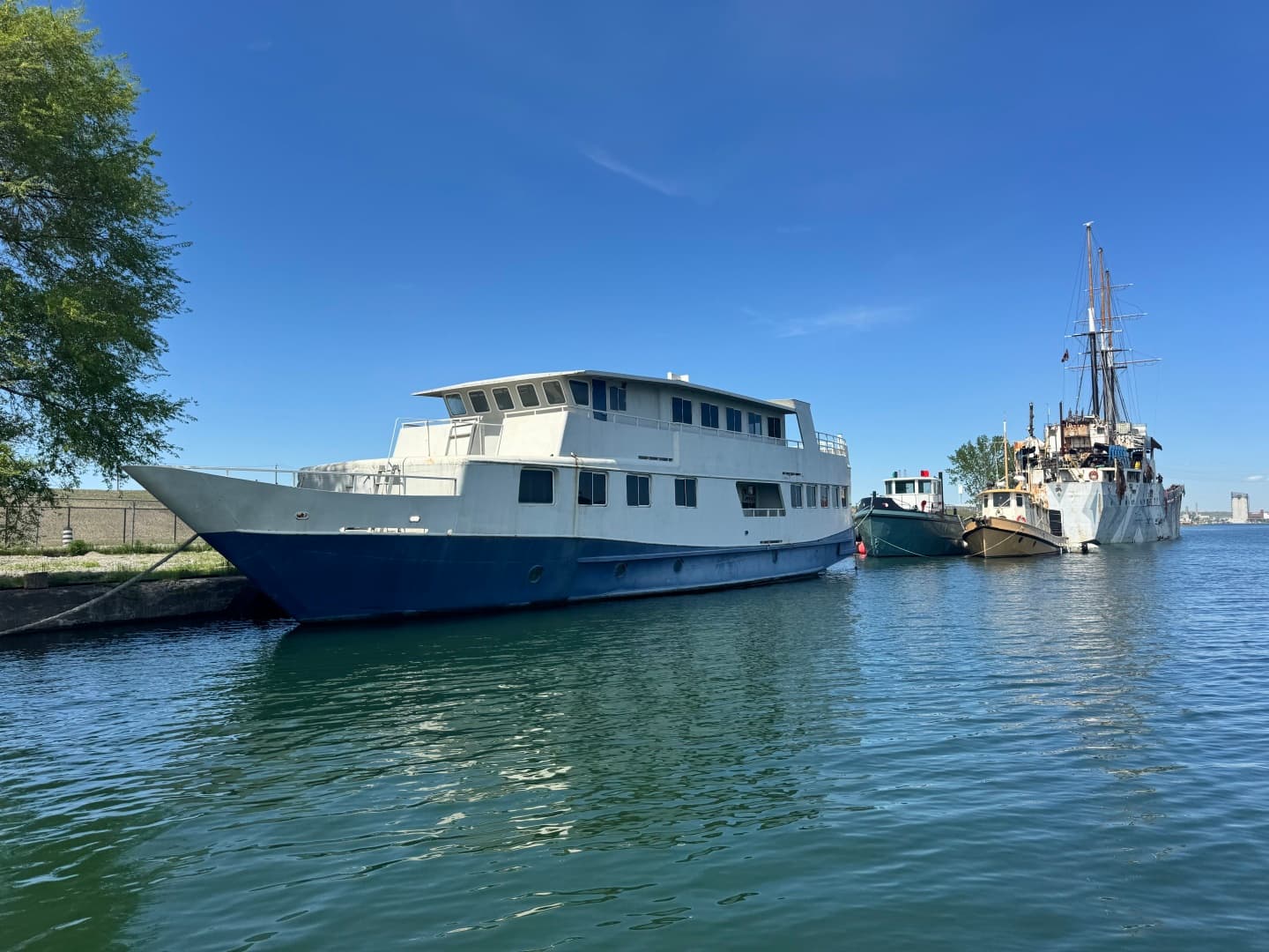 2001 Borealis 84' Custom