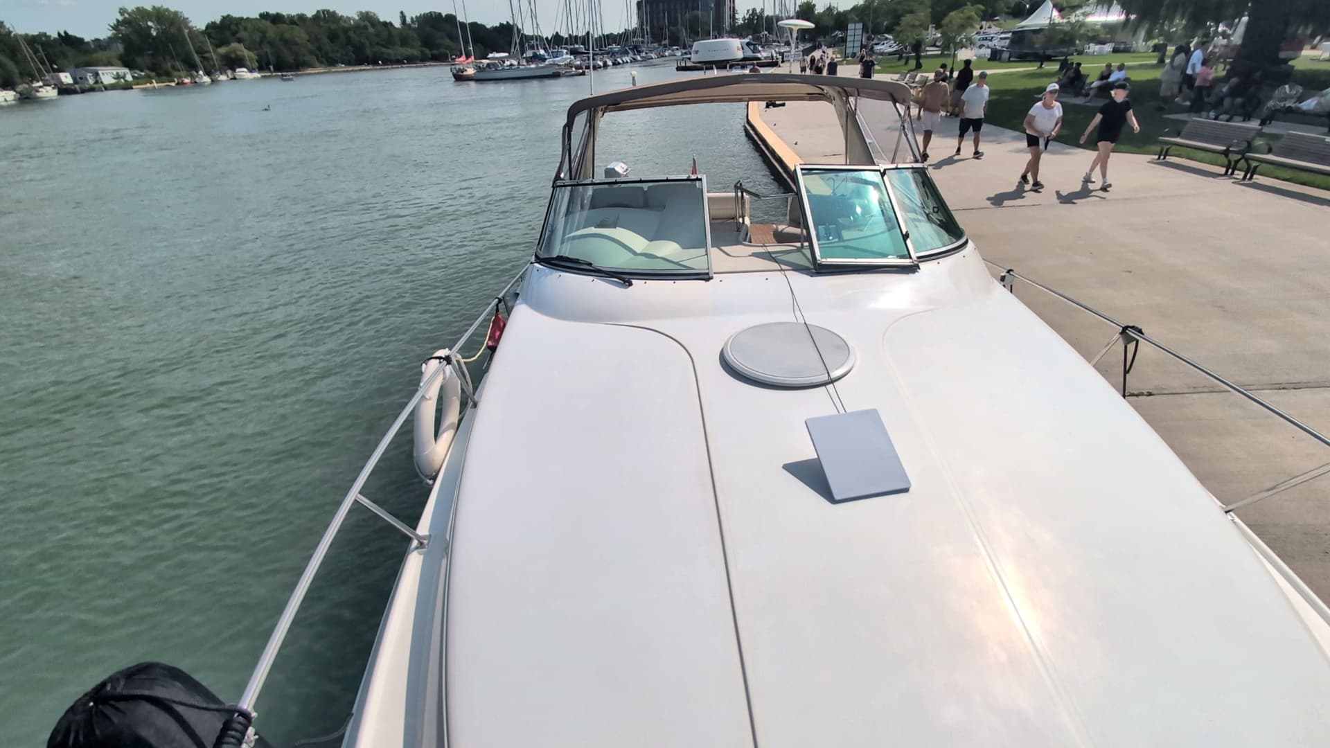 1990 Cruisers Yachts 3375