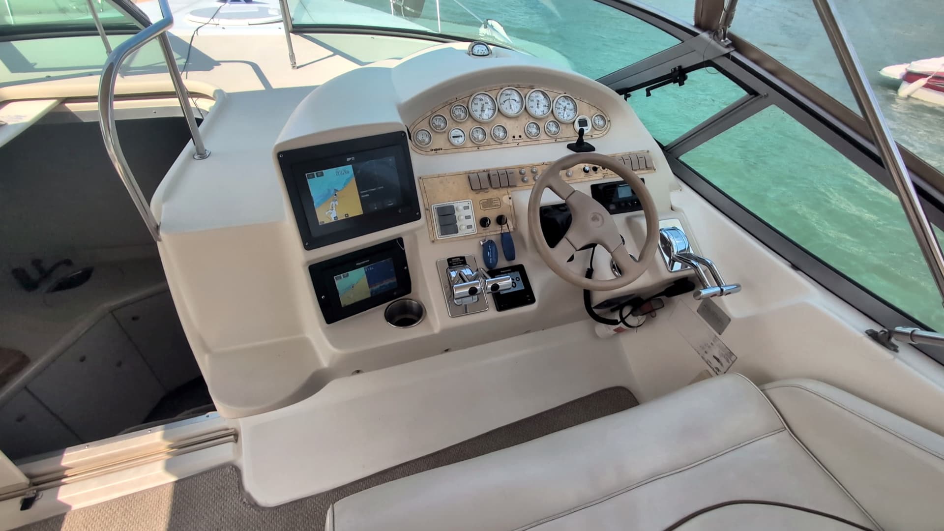 1990 Cruisers Yachts 3375