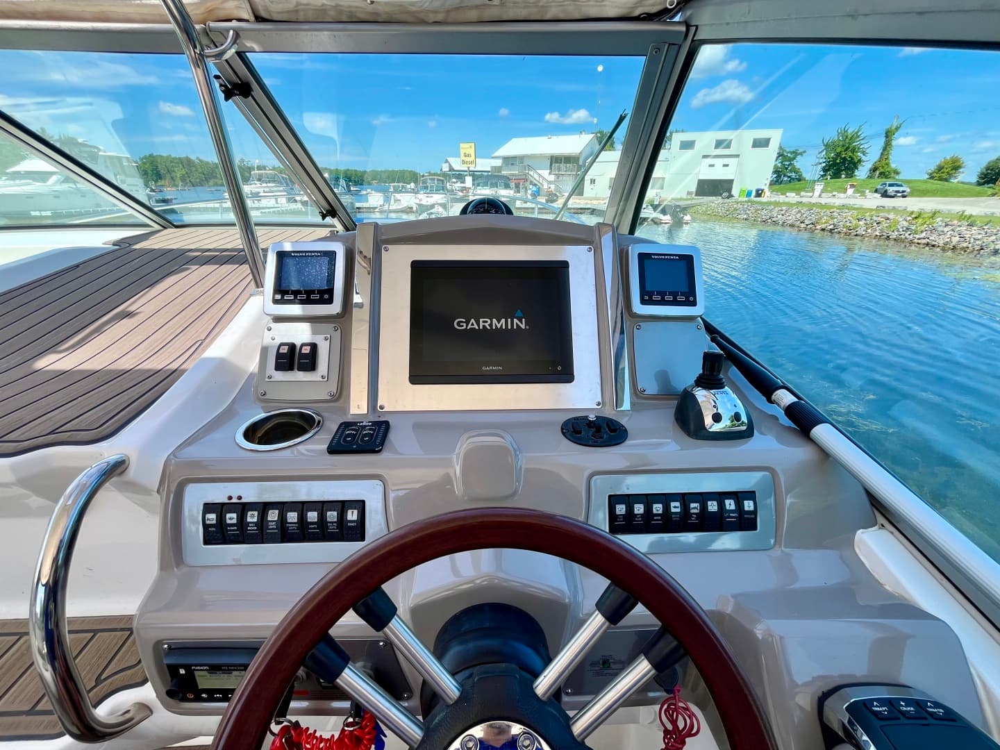 2012 Chaparral 330 Signature