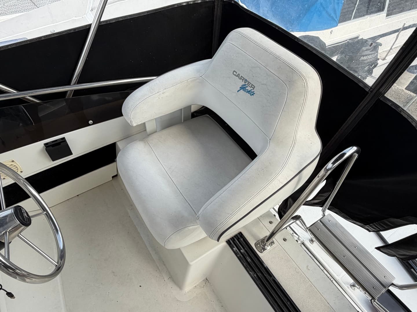 1996 Carver 325 Aft Cabin Motor Yacht