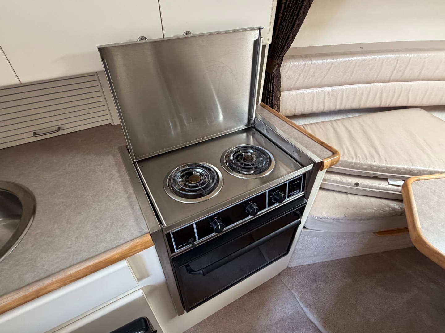 1996 Carver 325 Aft Cabin Motor Yacht