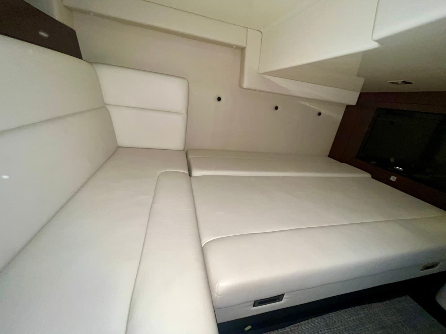 2012 Monterey 320 Sport Yacht 32