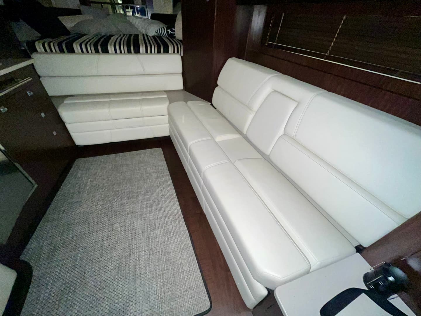 2012 Monterey 320 Sport Yacht 32