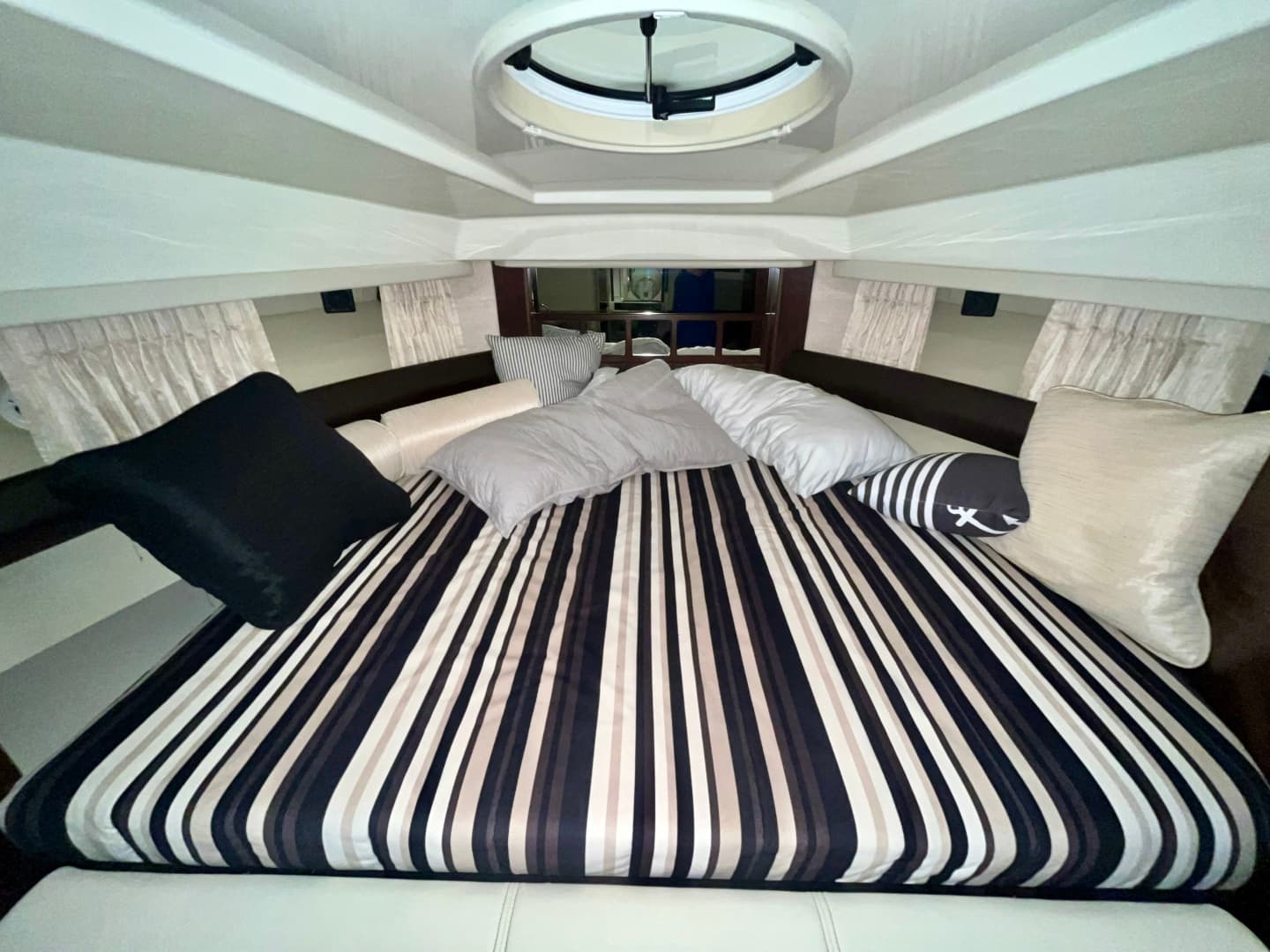 2012 Monterey 320 Sport Yacht 32