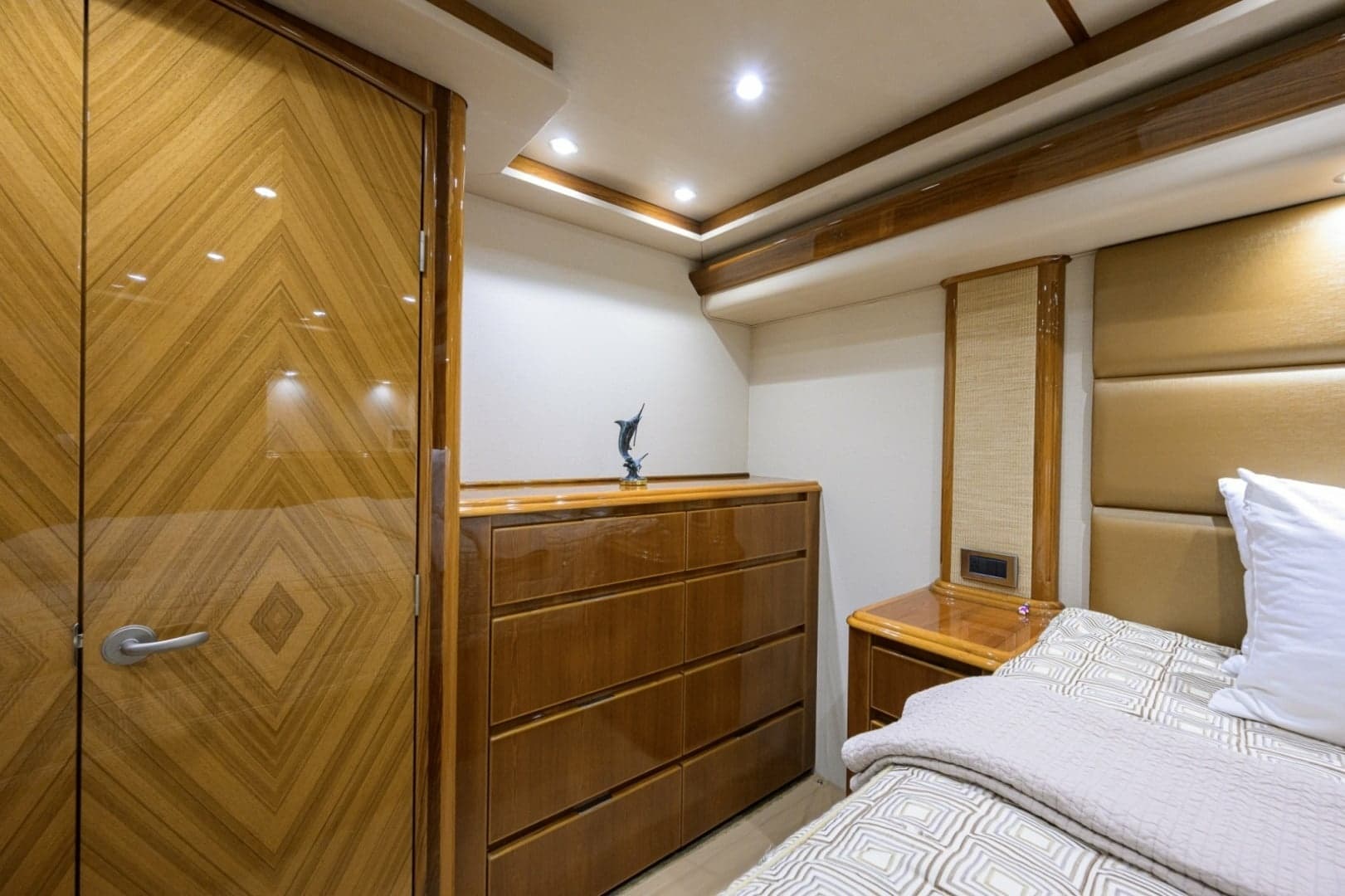 Viking 70 DESPERADO - Master Stateroom