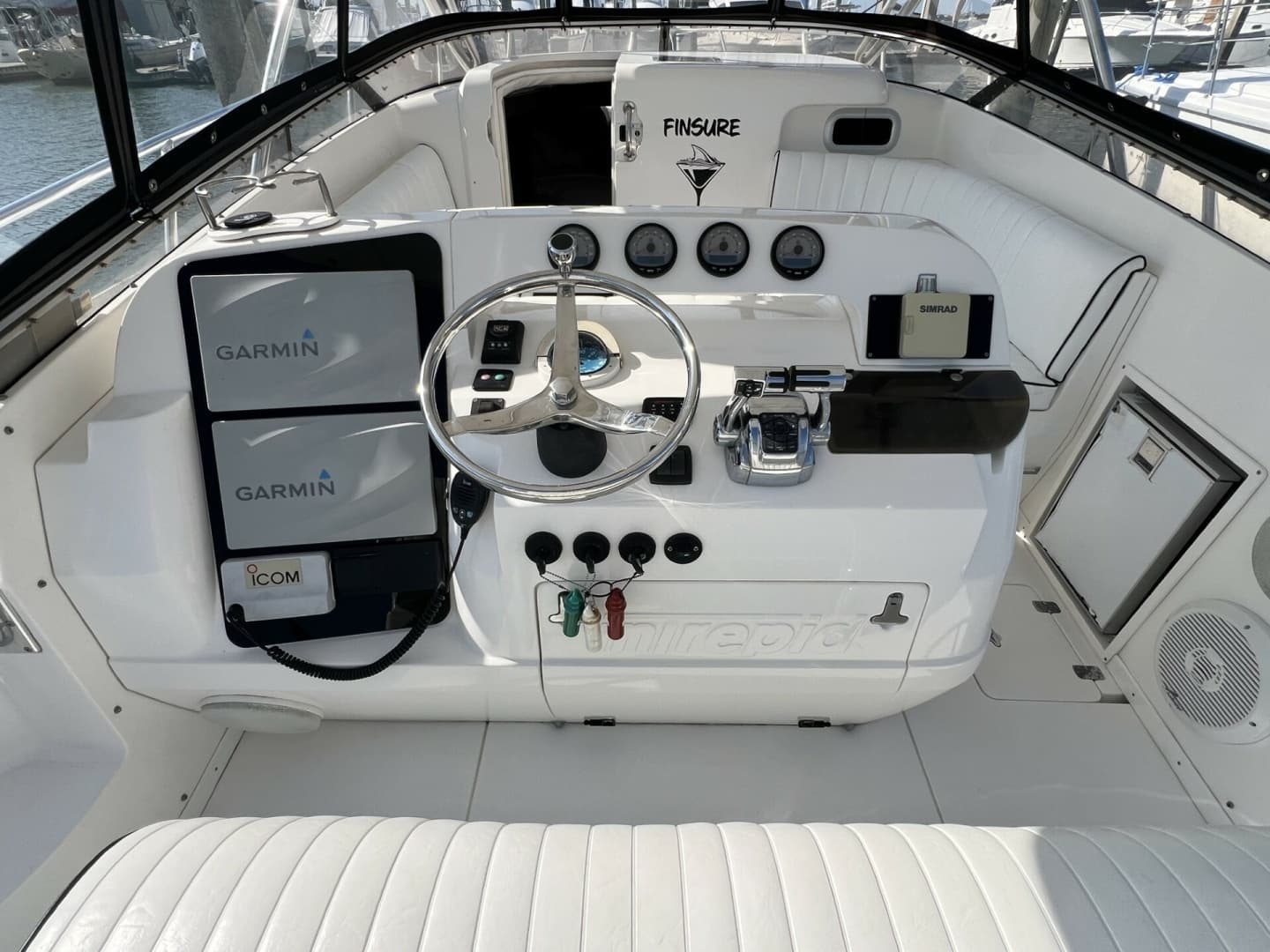 Intrepid 37 FINSURE - Helm