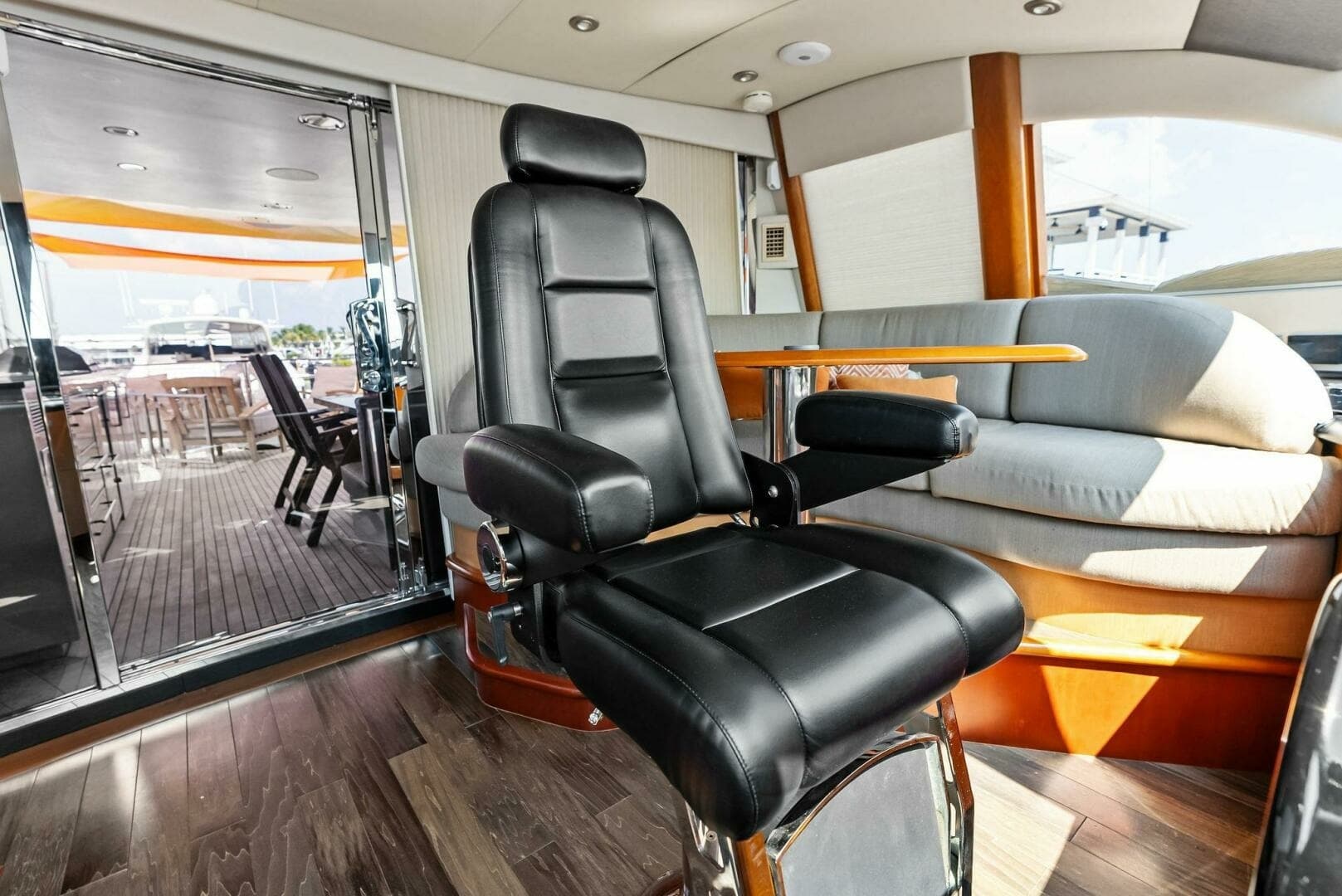 2006 Lazzara Yachts 84 Skylounge