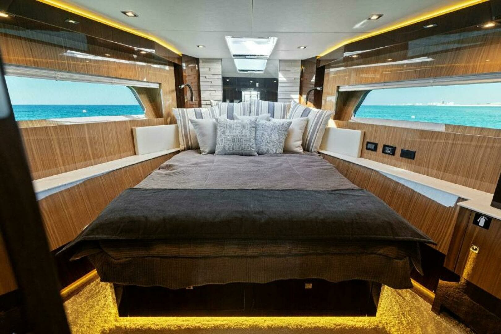 2023 Cruisers Yachts 60 Cantius Fly- VIP Stateroom