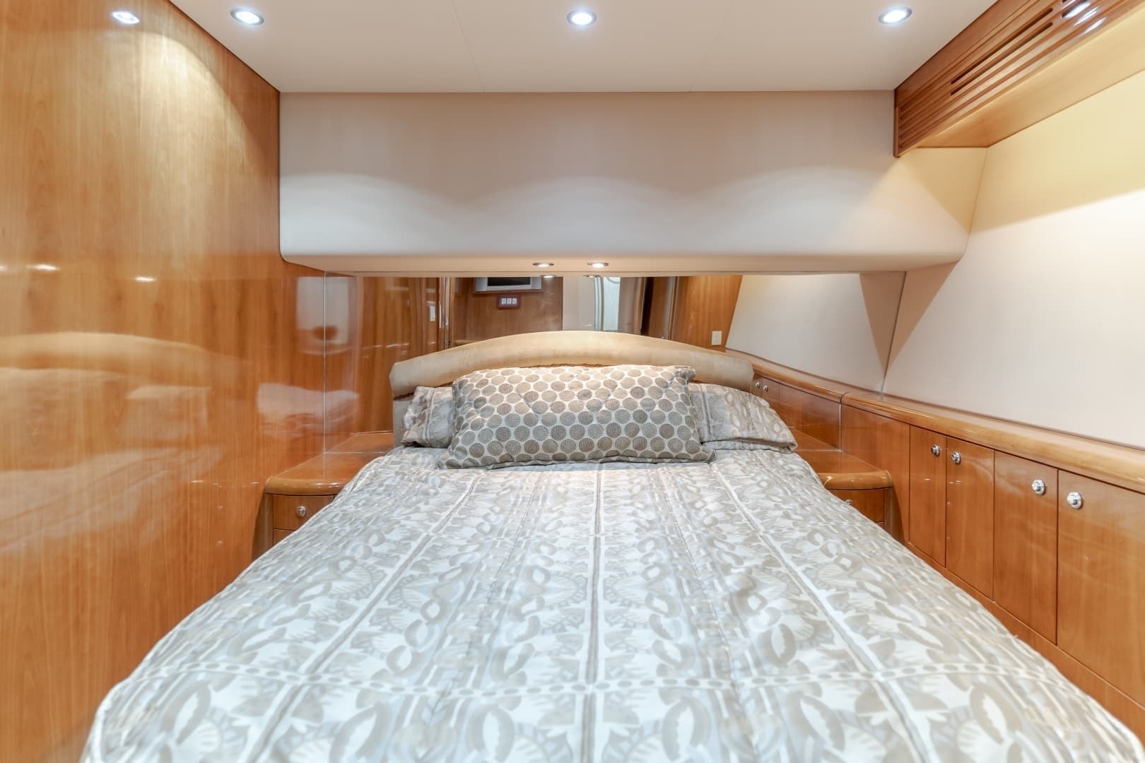 2003 Hatteras 54 Convertible - "BRAINWAVE": Luxurious Forward Stateroom