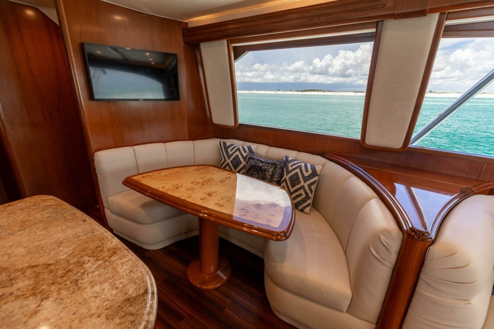 2015 Viking 70 Convertible  Dinette 