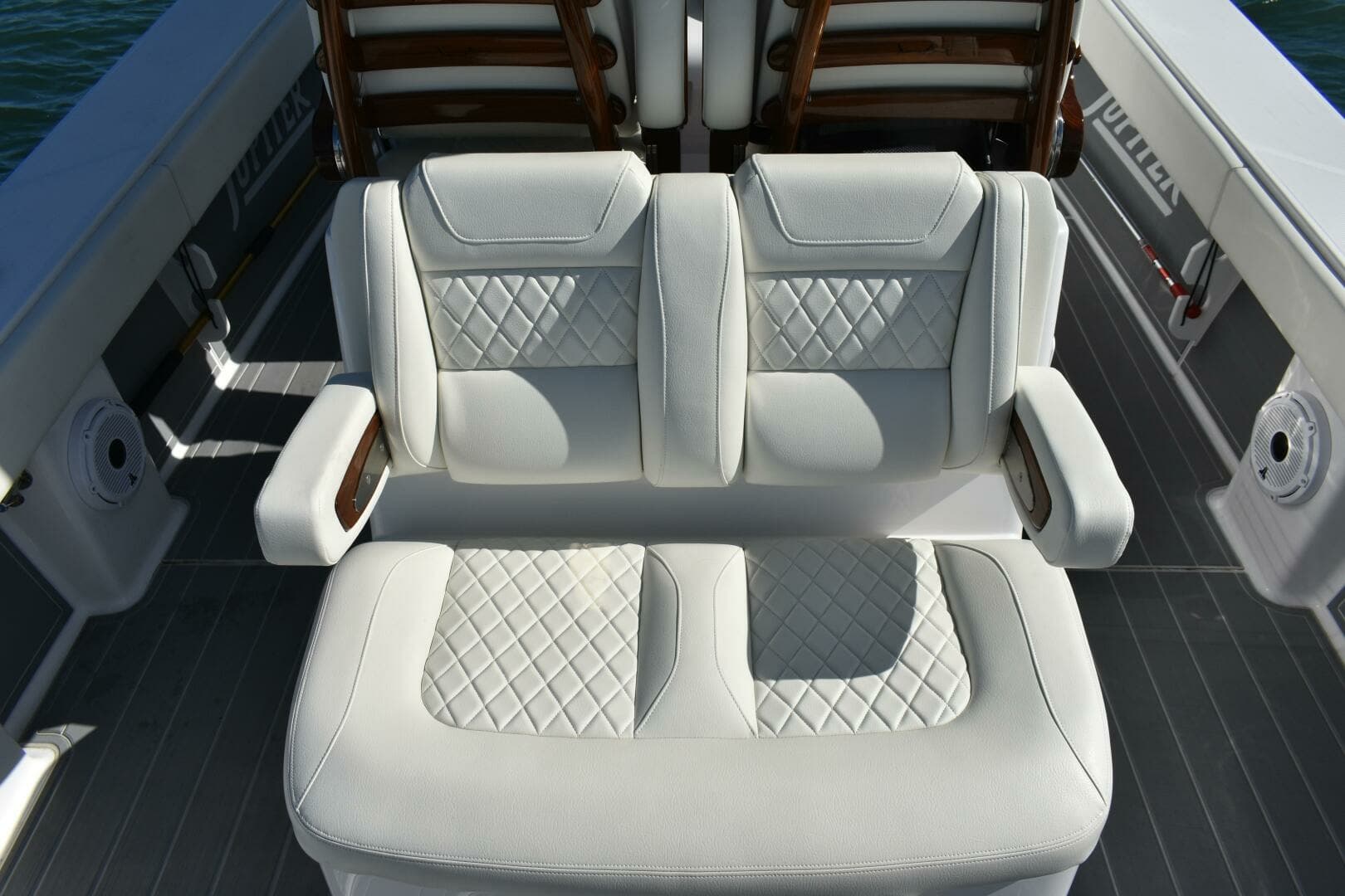 2025 32 - FULL CIRCLE - Forward Seating