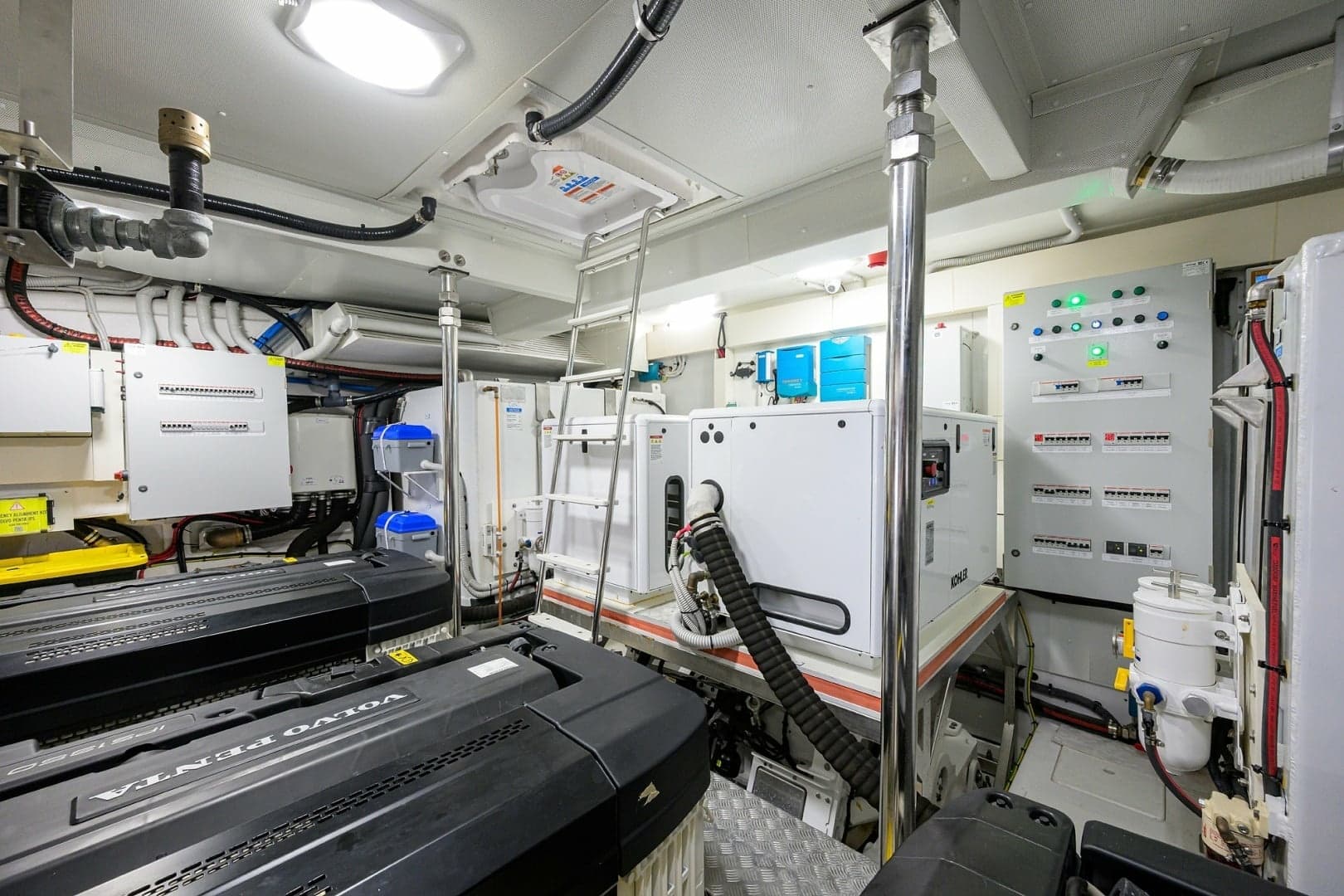 Azimut 78 - DT78 - Engine Room
