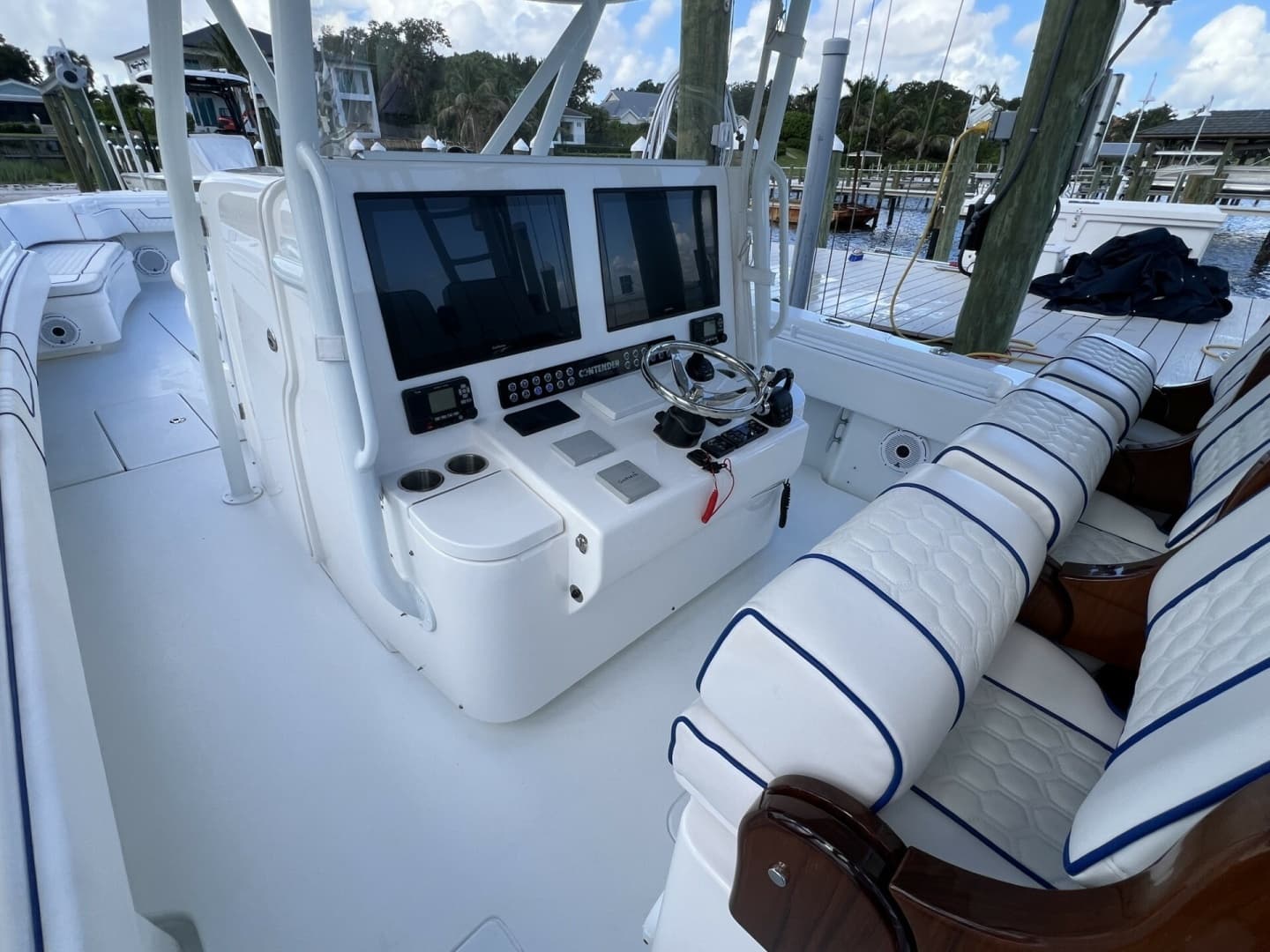 Contender 44 NAUTI GIRL - Helm