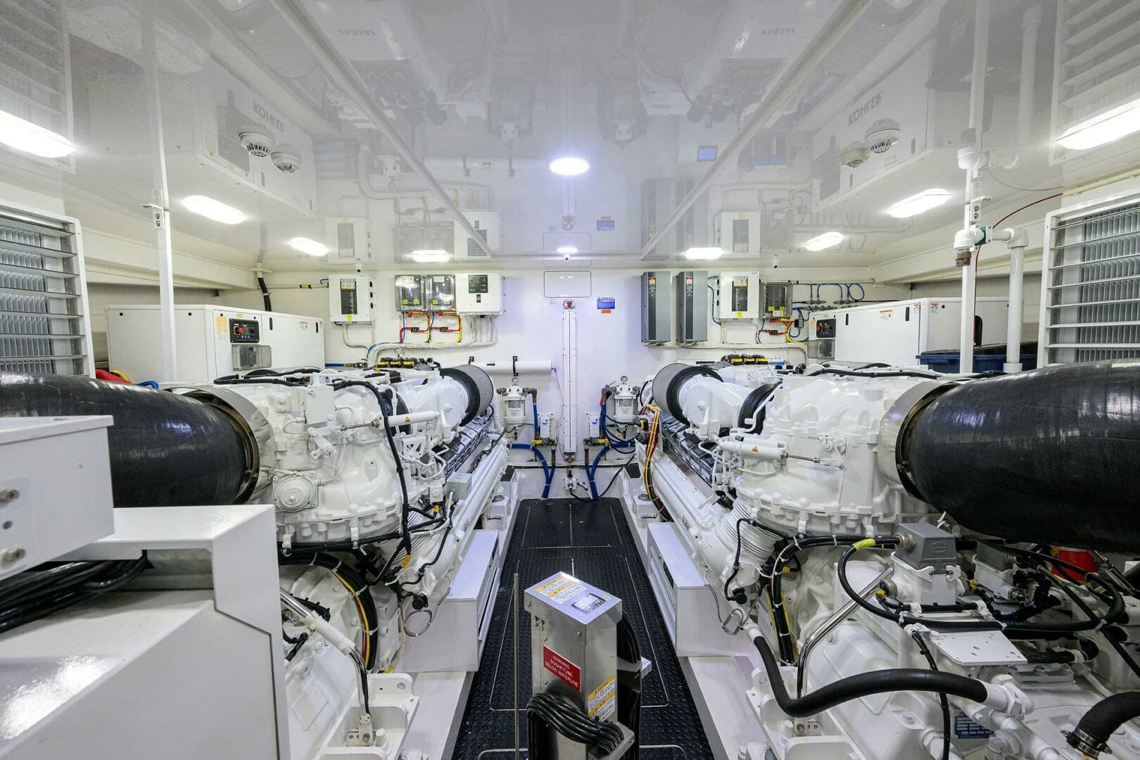 Viking 92 CHINA TIME - Engine Room
