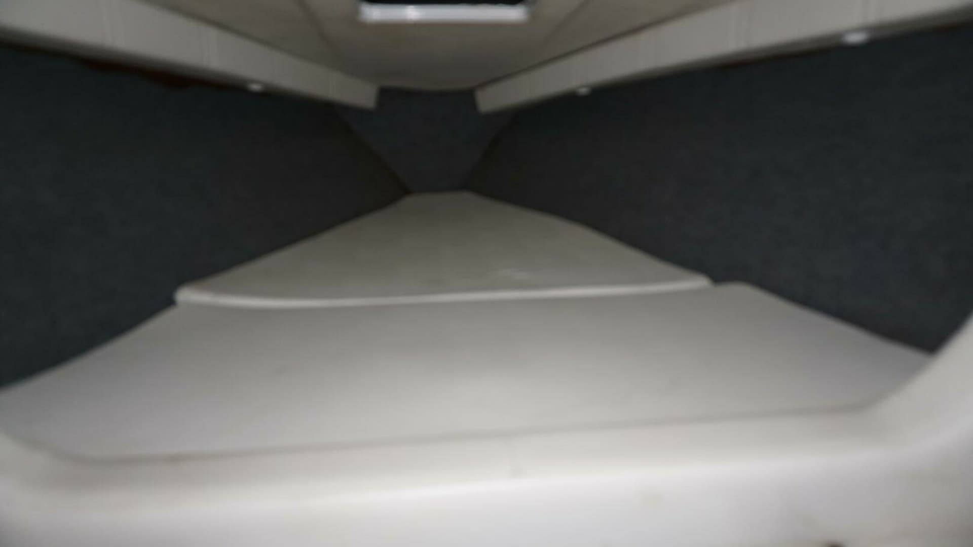 1998 32 Active Thunder 32 CC Ms. Rita V Berth (1)