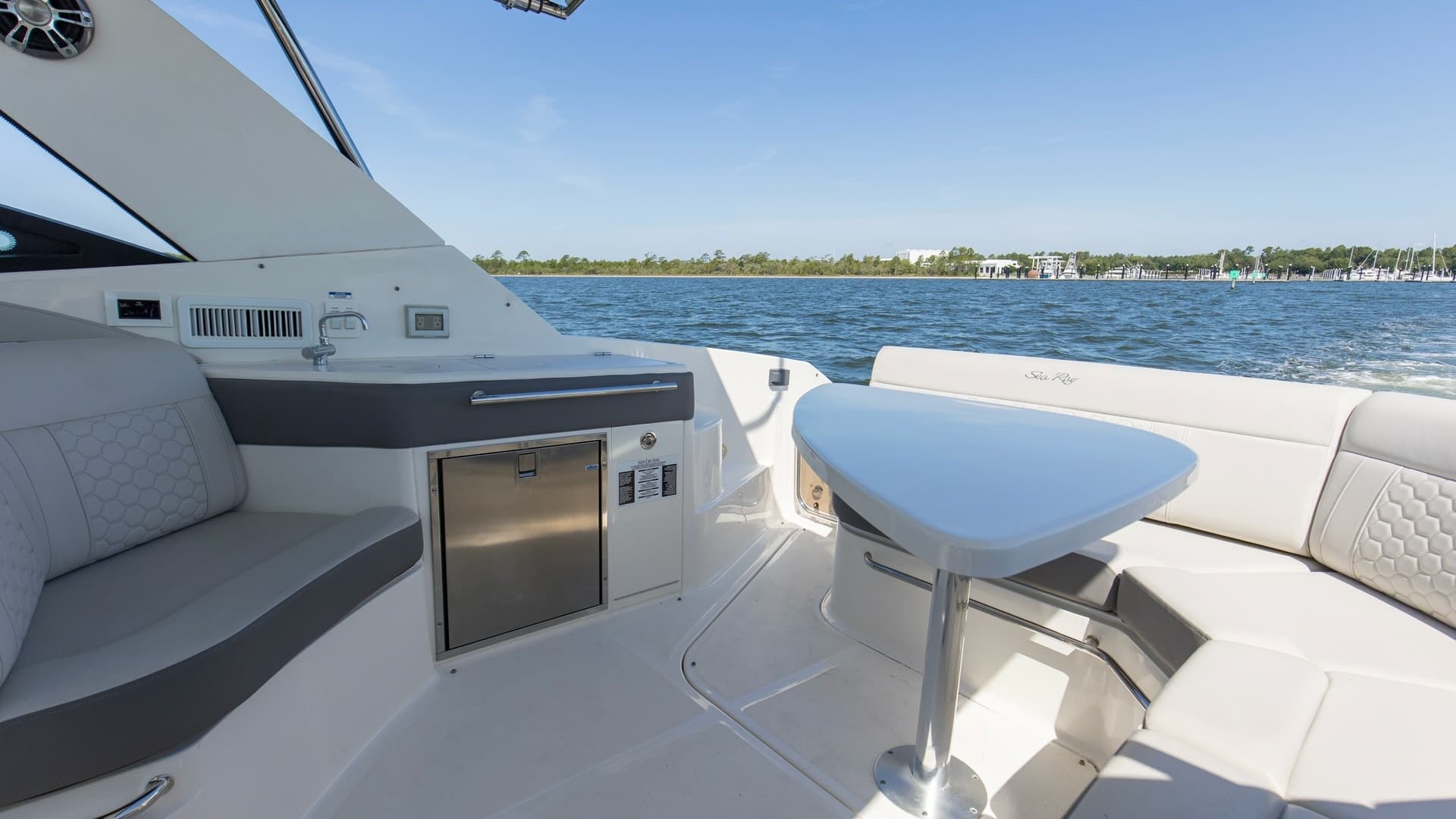 2022 32 Sea Ray 320 Sundancer OB Raya Sunshine Lounge_Salon (2)