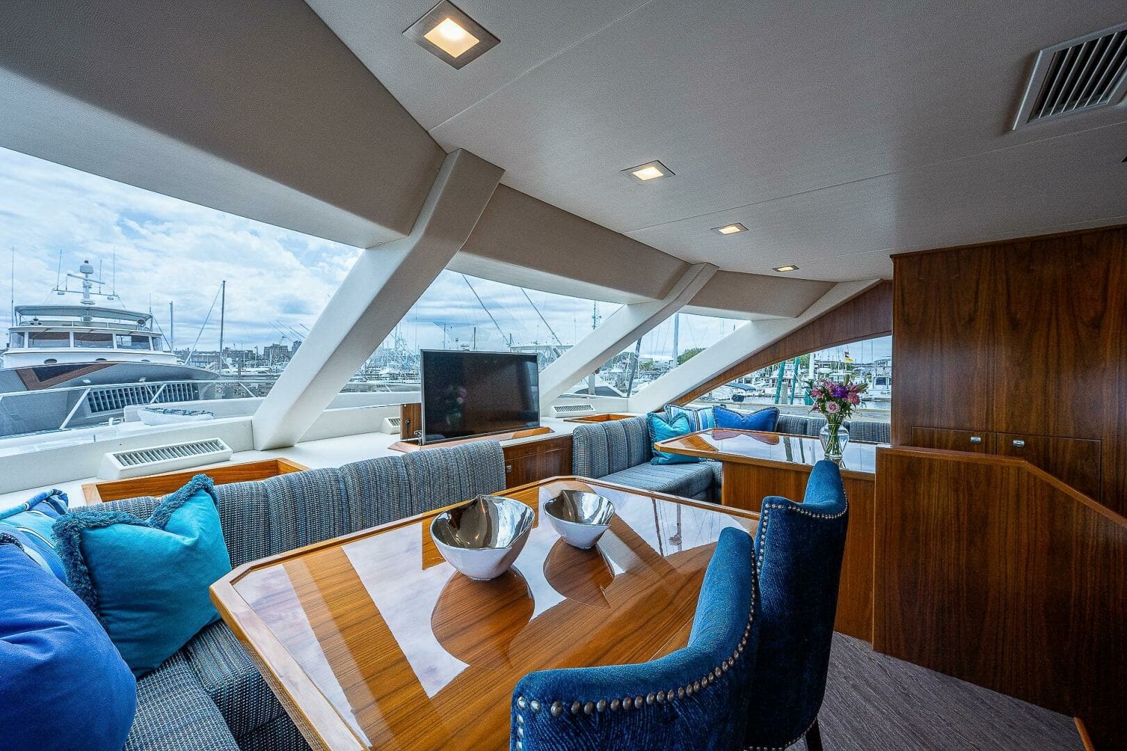 Viking 75 MIRAGE - Dining